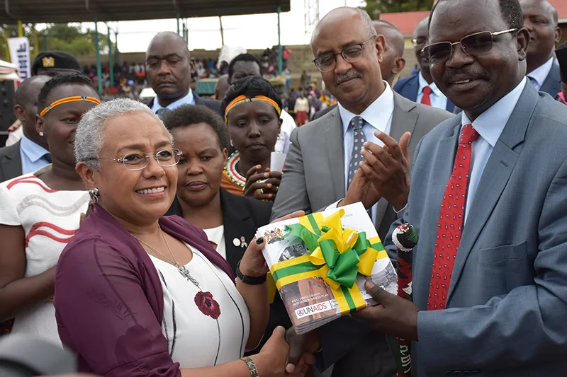 Kenya’s First Lady, Margaret Kenyatta, receives the West Pokot Business Plan for the elimination of Mother-to-Child Transmission (eMTCT) of HIV.