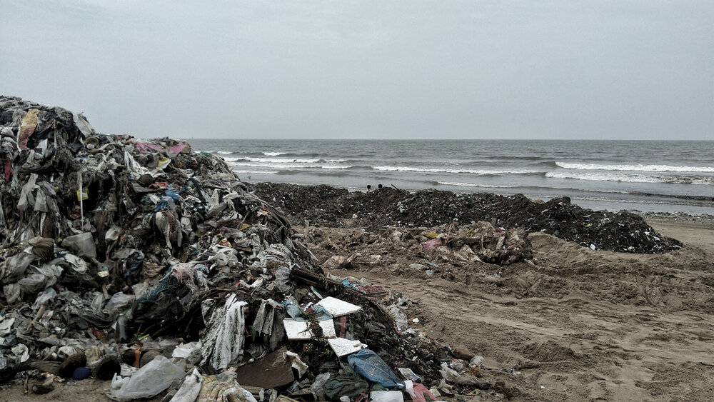  Post immersion trash lined up against shoreline. By Author 