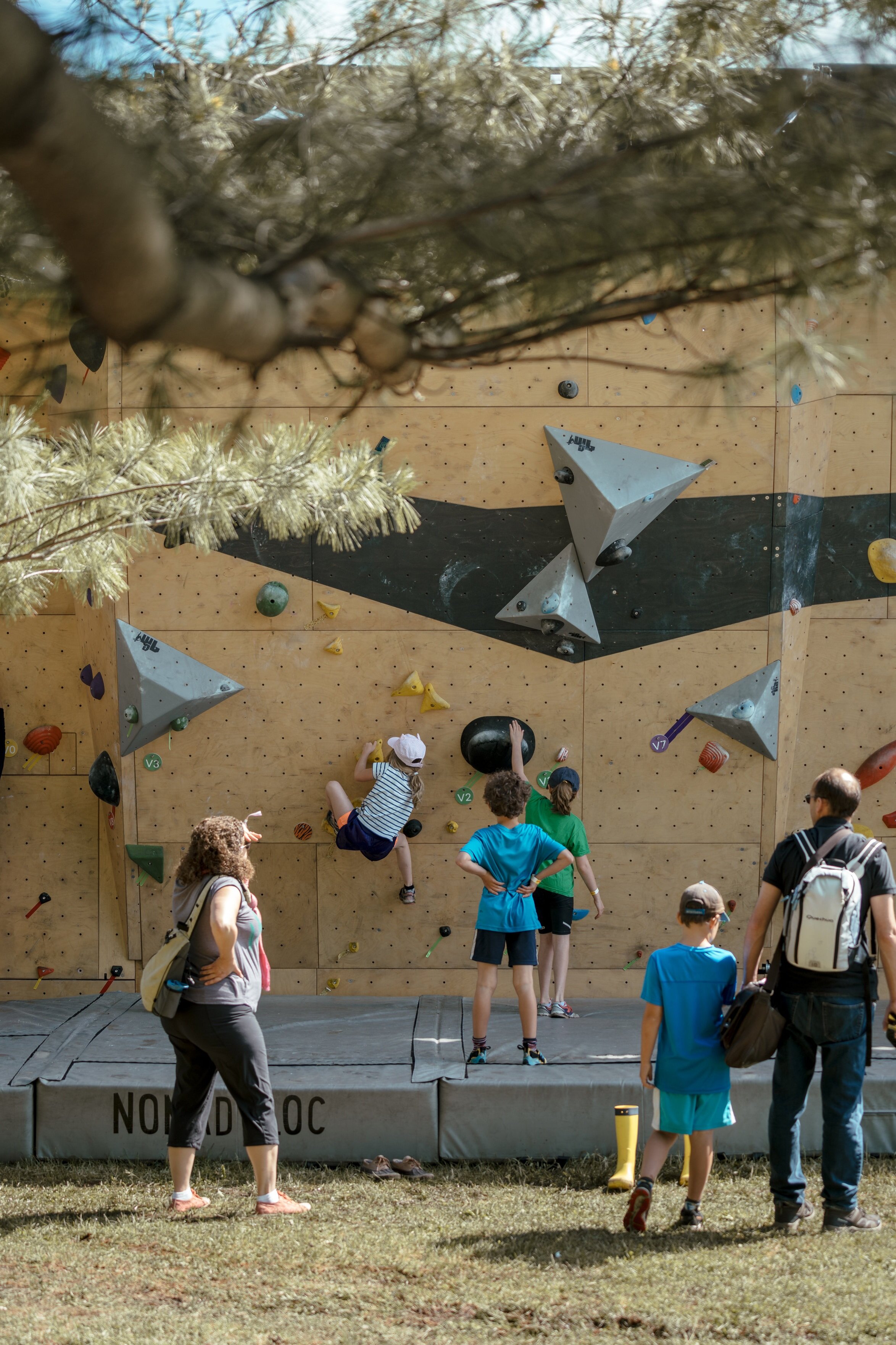 Enfants sur un mur d'escalade 