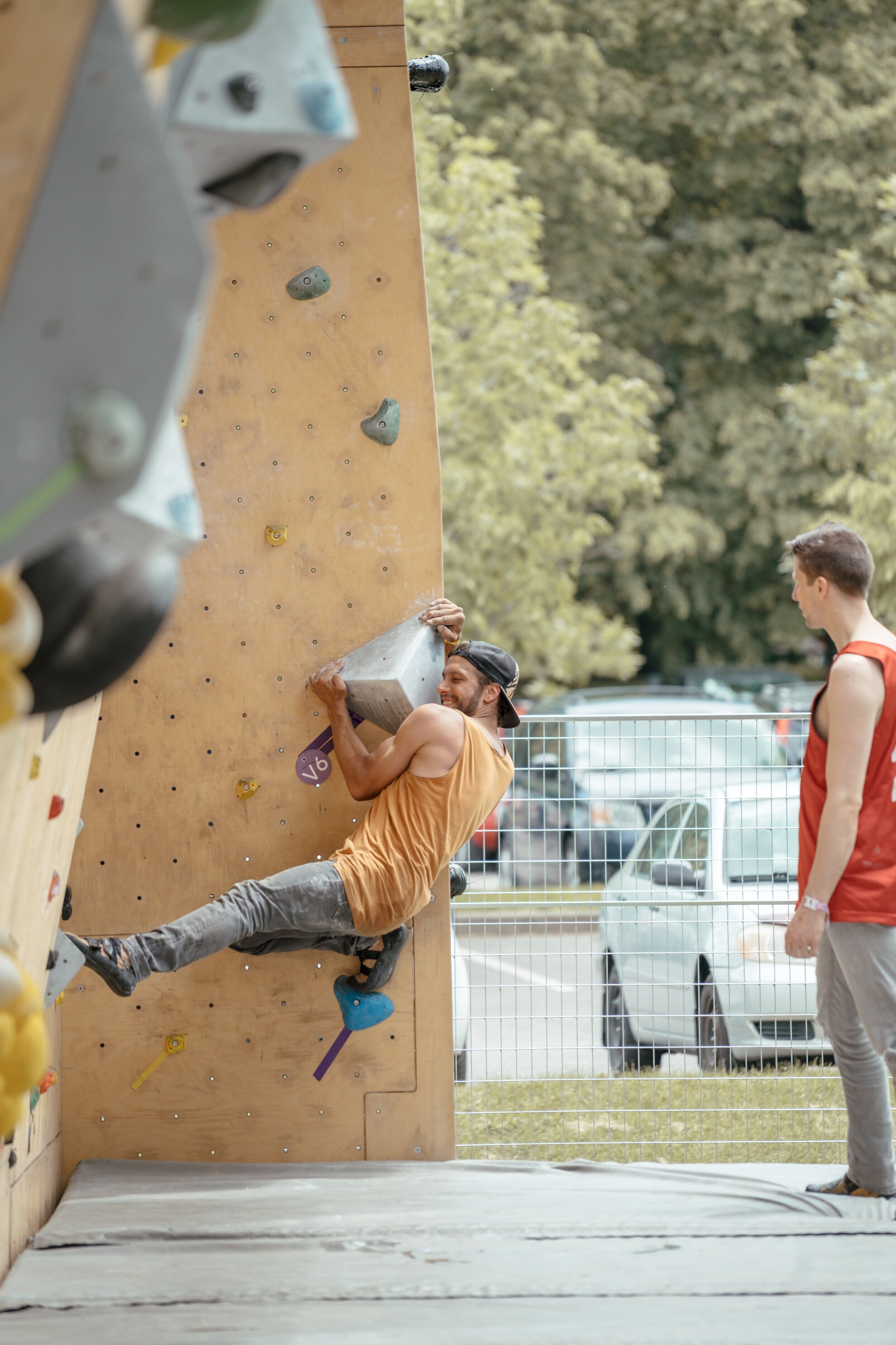 Homme grimpant un mur d’escalade