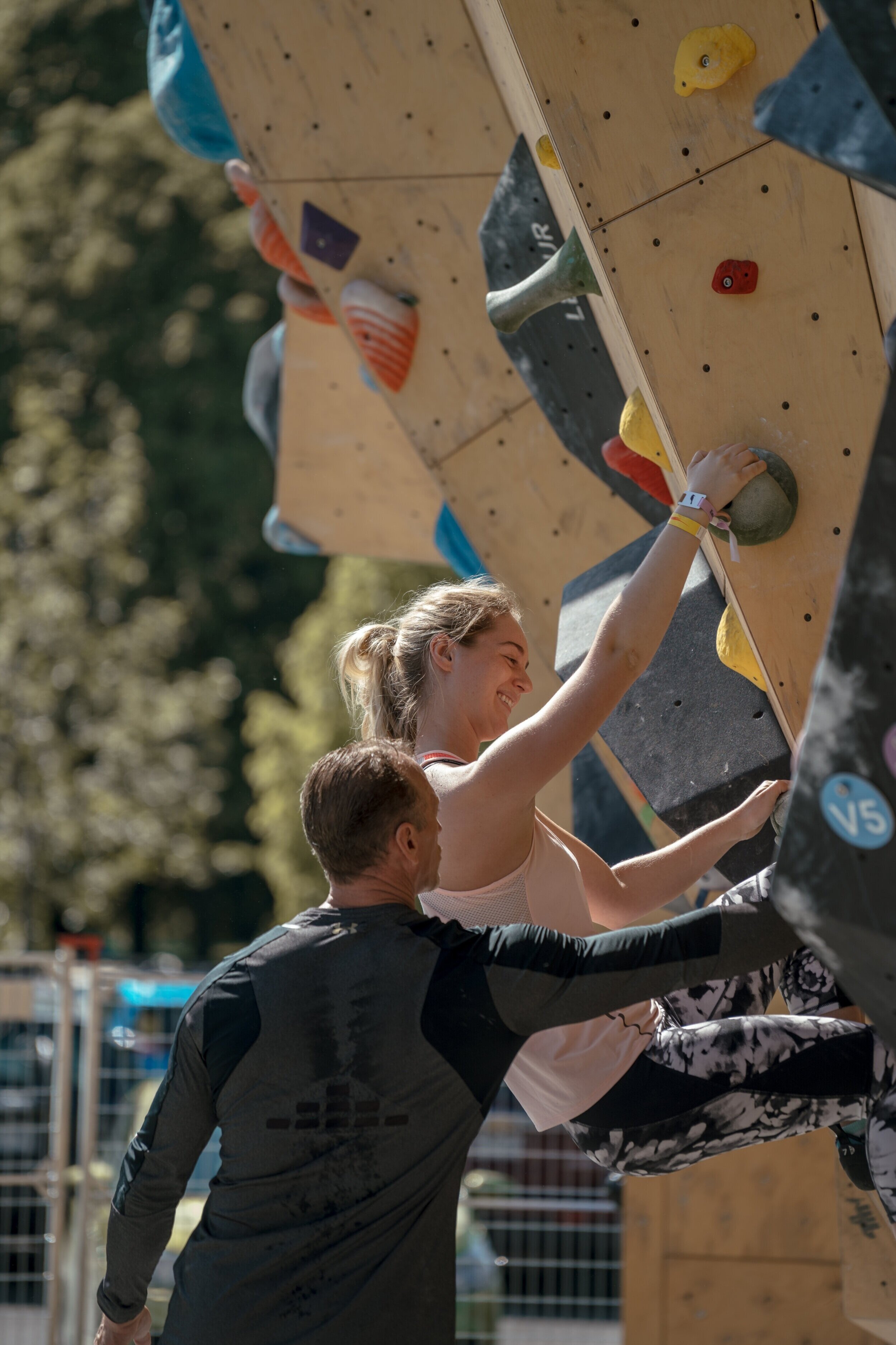 Femme grimpant sur un mur d'escalade