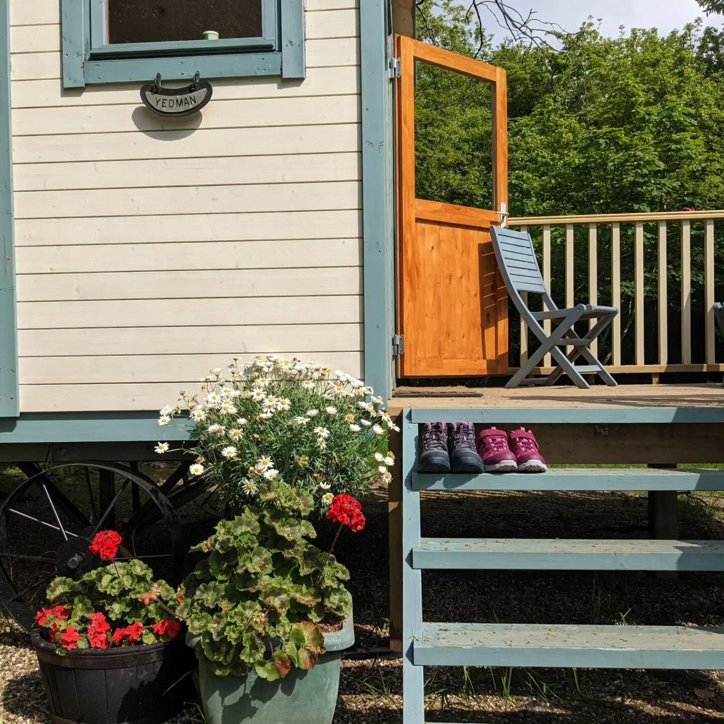 June Prize Draw🌳

Ad/ Gifted Prize

To celebrate summer's arrival, say howdy to @stay_at_forest_edge and a chance to win a 2-night stay in Yeoman Shepherd Hut.

This is the ideal location for individuals, couples, and families seeking a getaway. Sit
