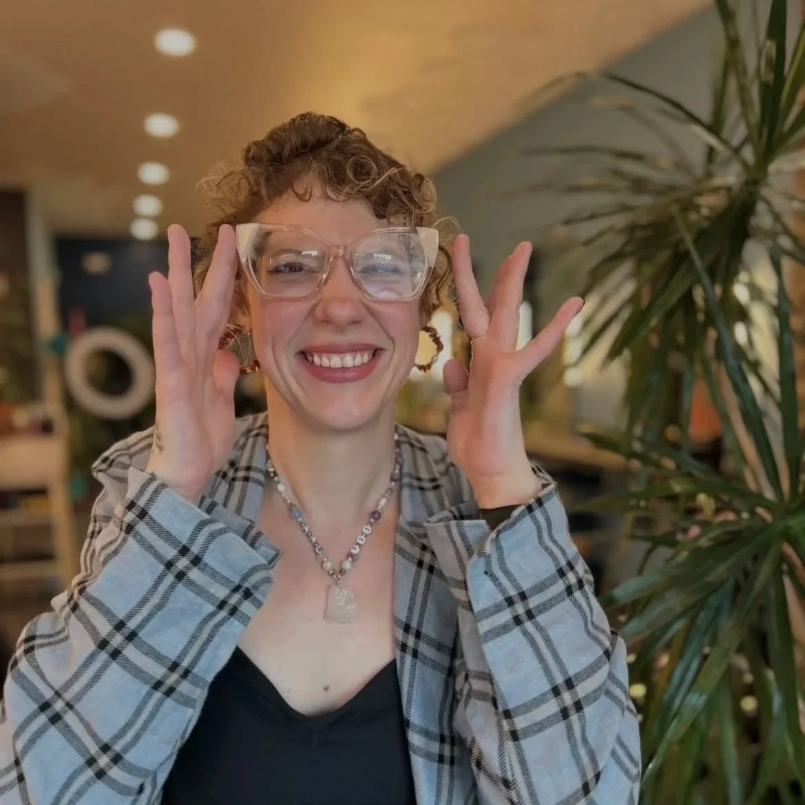 Aliya. Reds. Gray blends. 111/hr