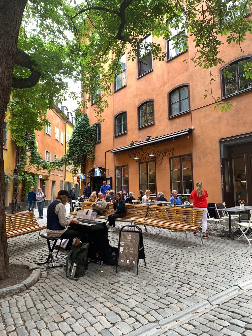 Outdoor piano by Under Kastanjen