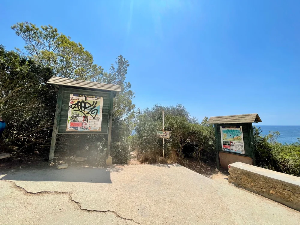 Look for the dirt path here for the short cut to Calo del Moro