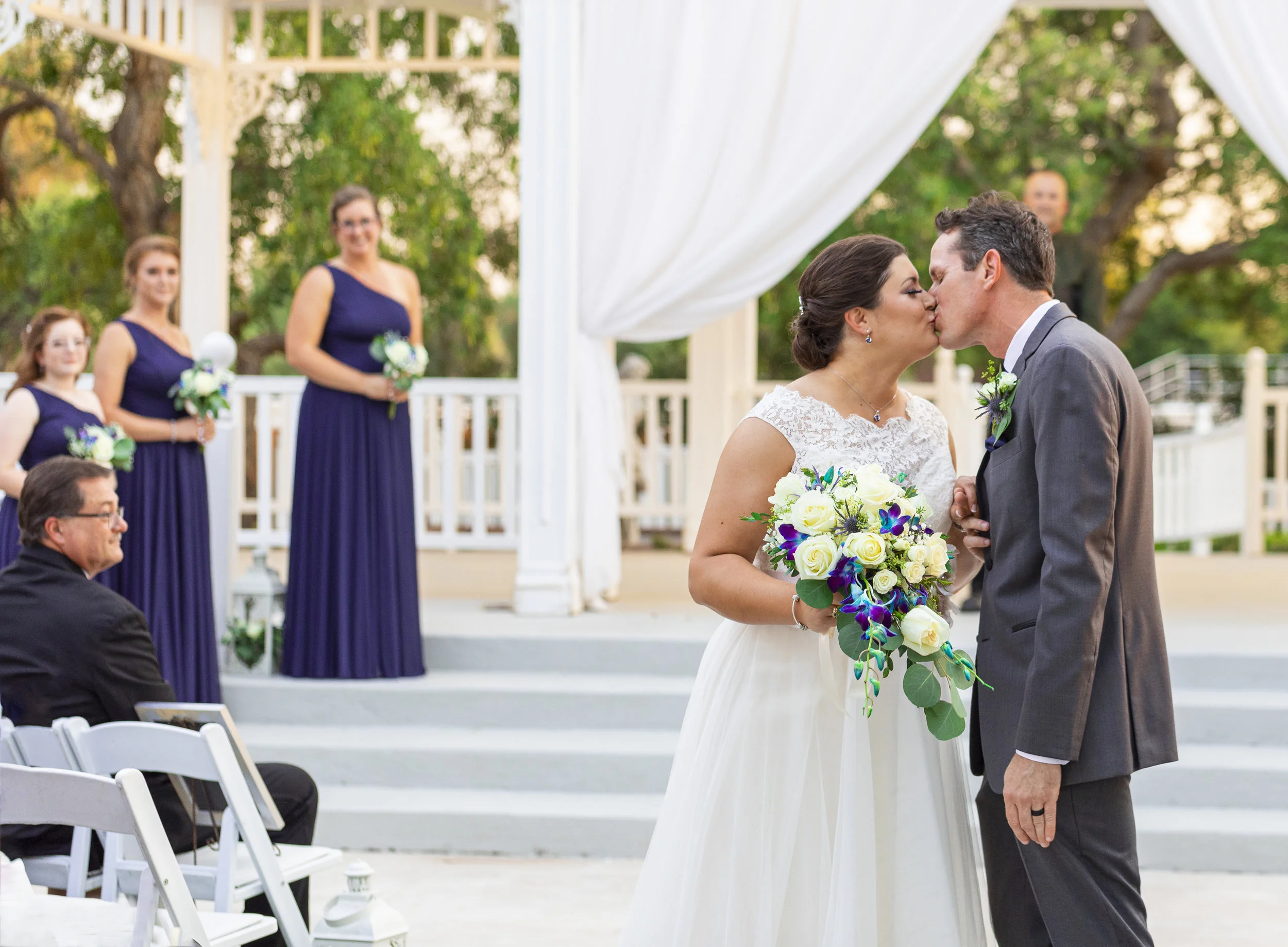 SAMPLE WEDDING PHOTO3. kiss-1.jpg