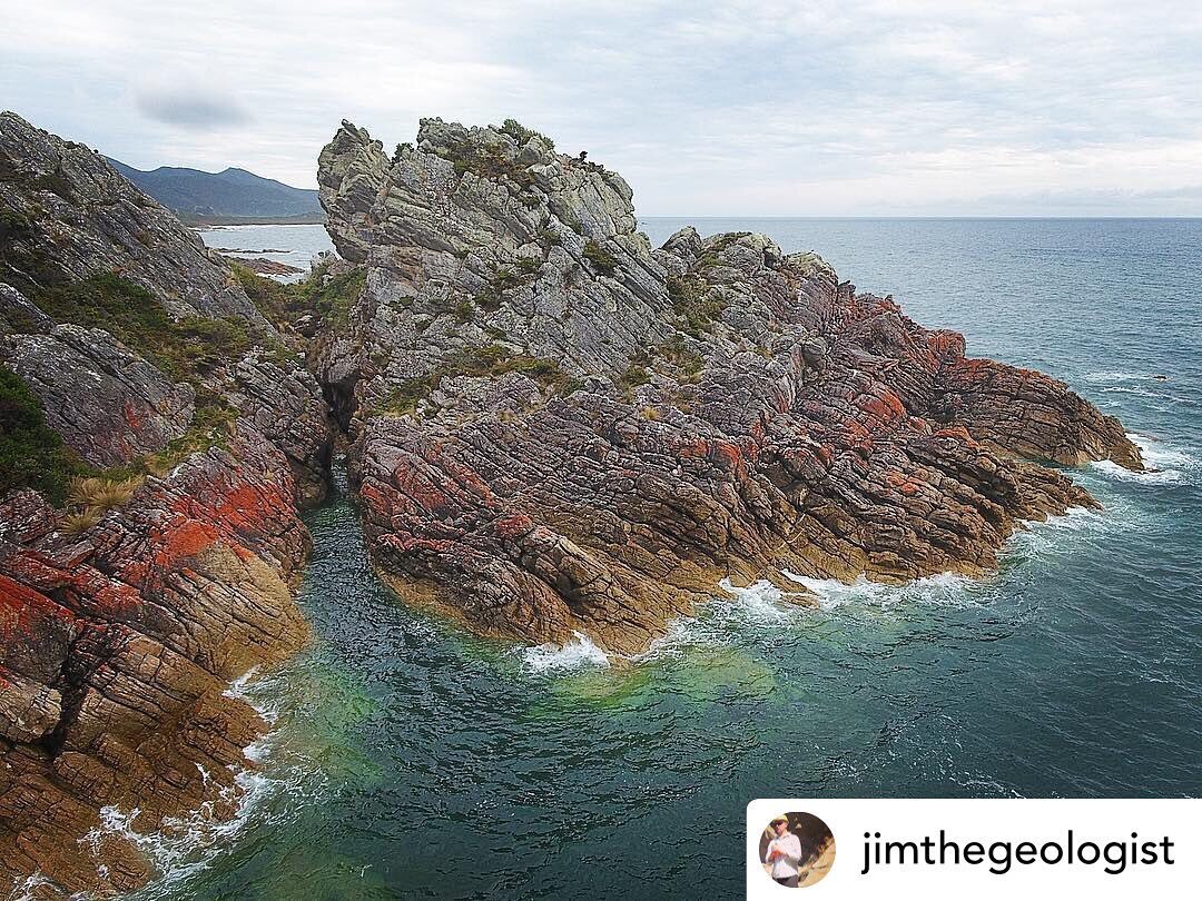 Nothing ordinary about Rocky Cape Rock! The Neoproterozoic Detention Subgroup; western end of Sisters Beach, northwestern Tasmania. The unit comprises interbedded (up to 50 cm thick), cross bedded quartzite. Detrital zircon dating indicates a maximum