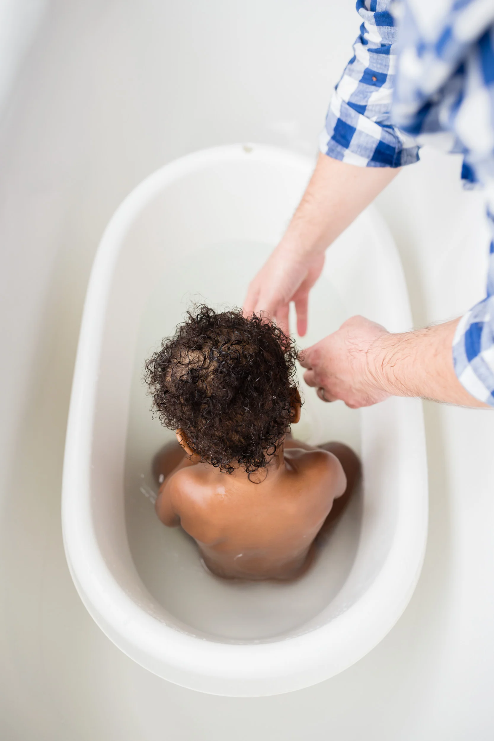 dad_bathes_daughter_in_lifestyle_photographs_by_Hunnicutt_Photography.jpg