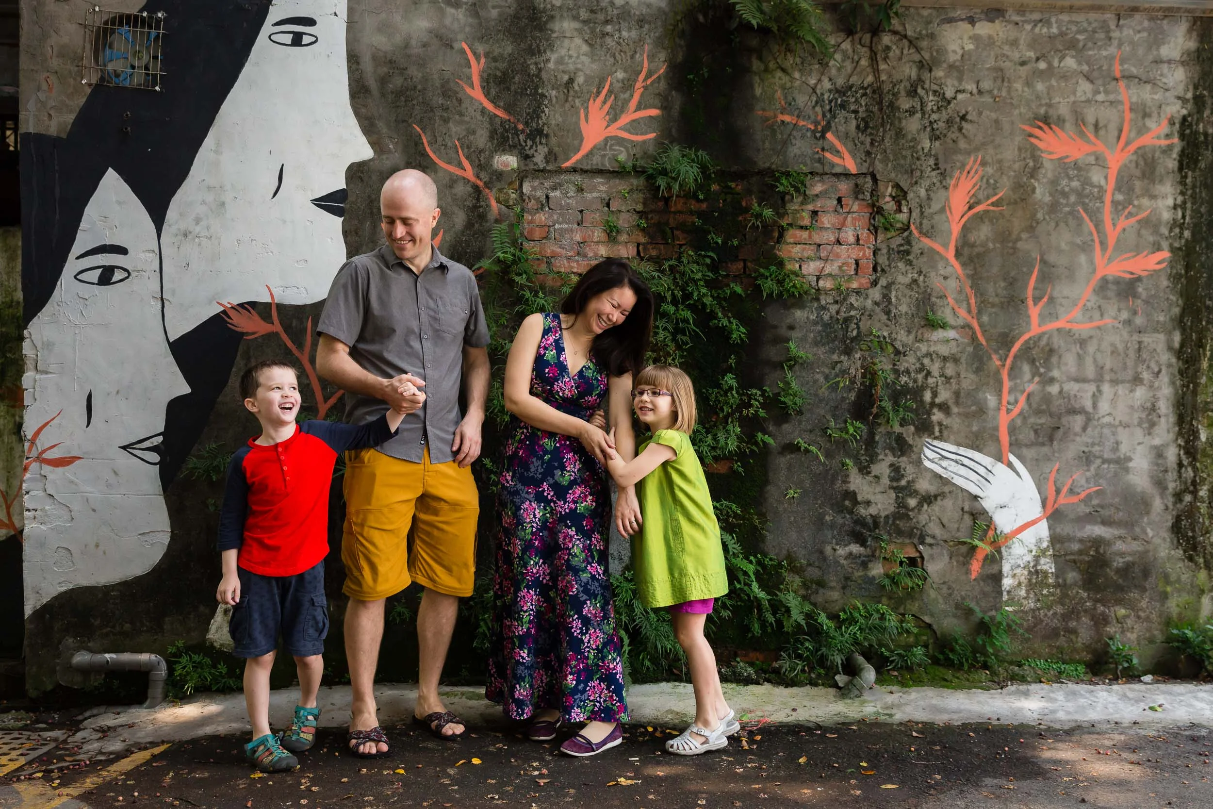 explore_your_neighborhood_for_your_family_photo_session_in_taichung_taiwan_by_Hunnicutt_Photography-.jpg