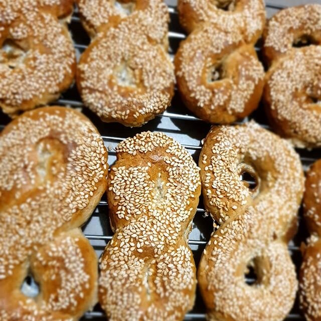 Missing my mum right now. These Maltese spice biscuites, 'Ottijiet', remind me of her. She used to make them when my sister's and I were still living at home. The perfume of these baking biscuites make my mouth water. They are the perfect dunkers, or