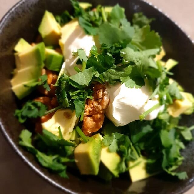 Iso has inspired me to lift my breakfast game. Today it's a spicy tex-mex style bowl.  Fried pork mince, smoked paprika, onion, garlic, smoked ancho chilies, tomato paste and black beans which have simmered away for about 20 minutes. To increase the 