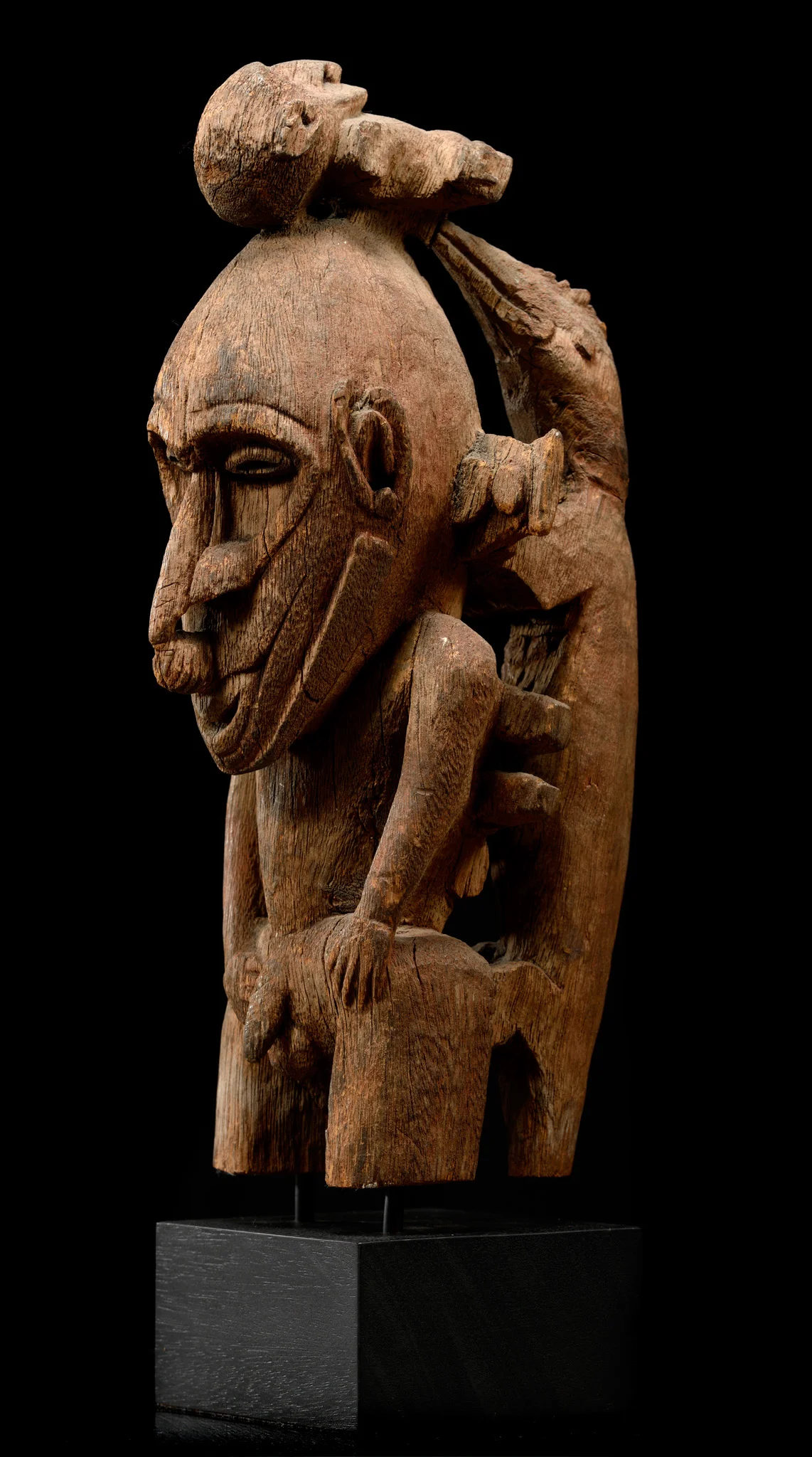 19. Ceremonial drum decorative statue / Avant de tambour Garamut