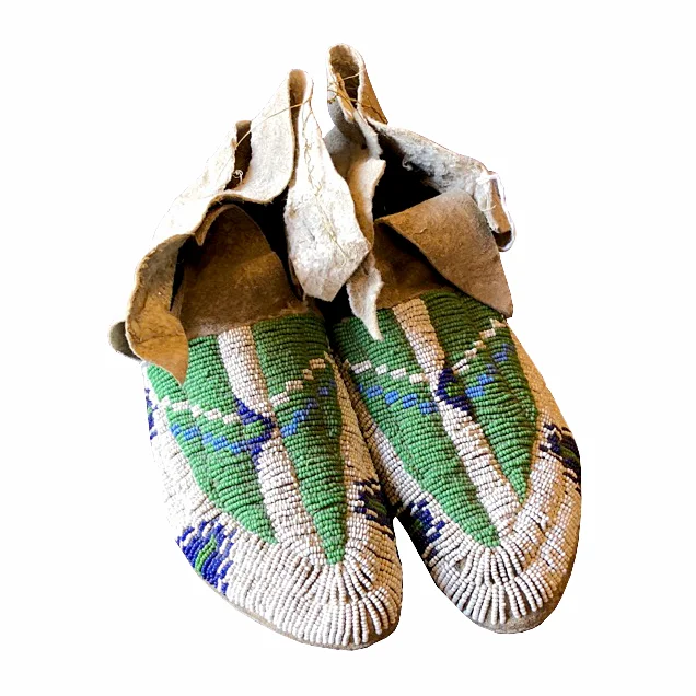 132. Pair of Arapaho moccasins / Paire de mocassins Arapaho