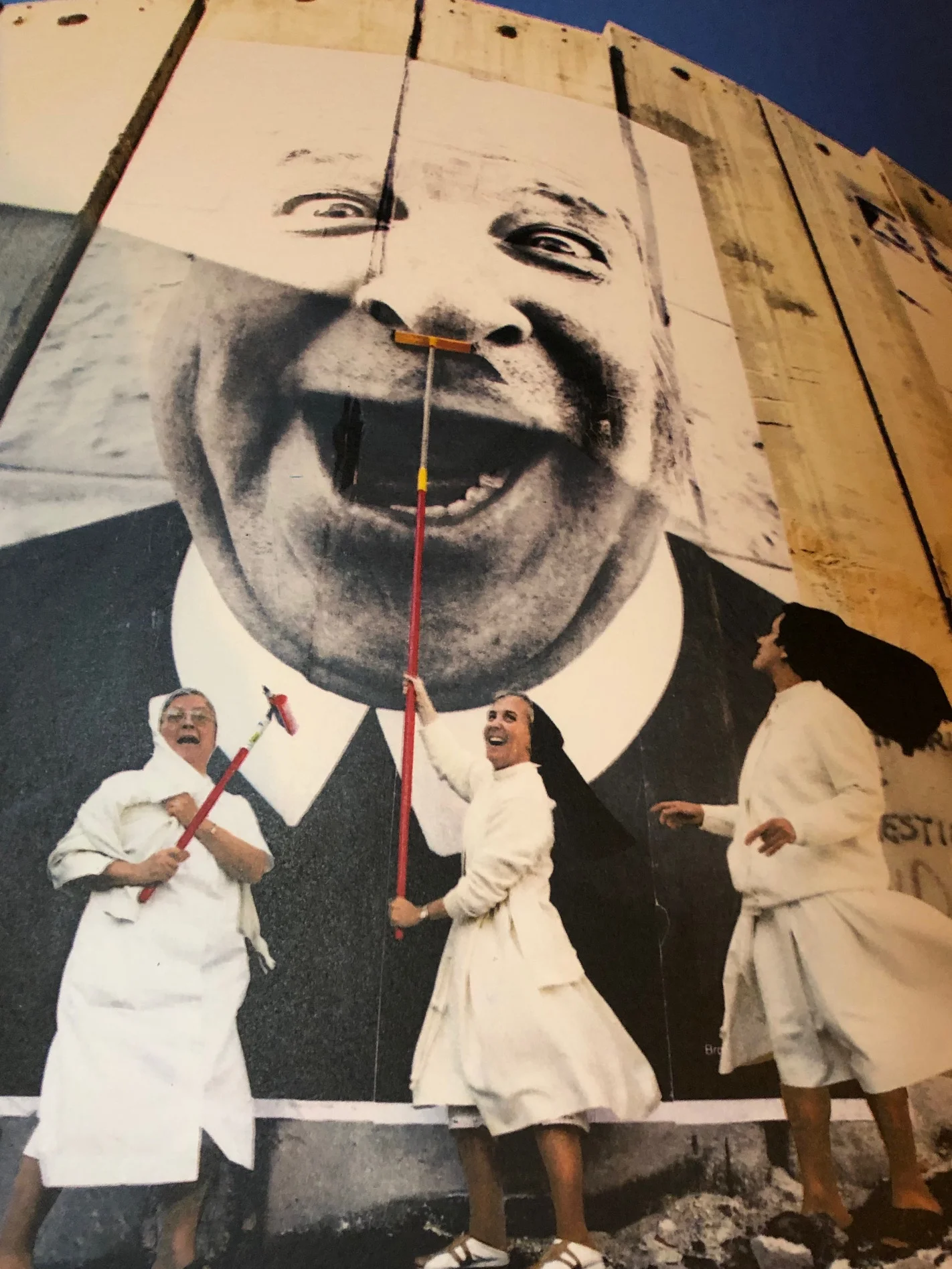 172. Nuns in action - JR