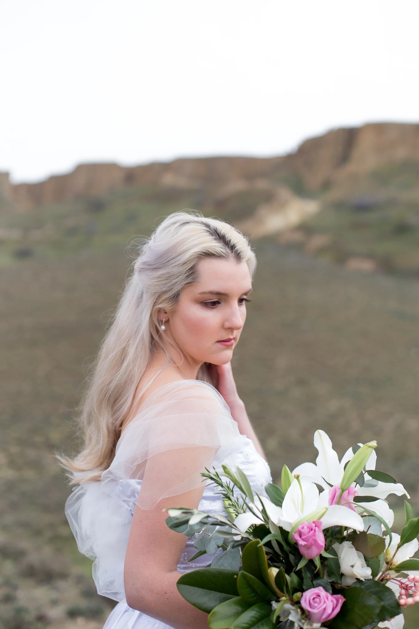 ROmantic Winter Bride in the desert with lilac roses