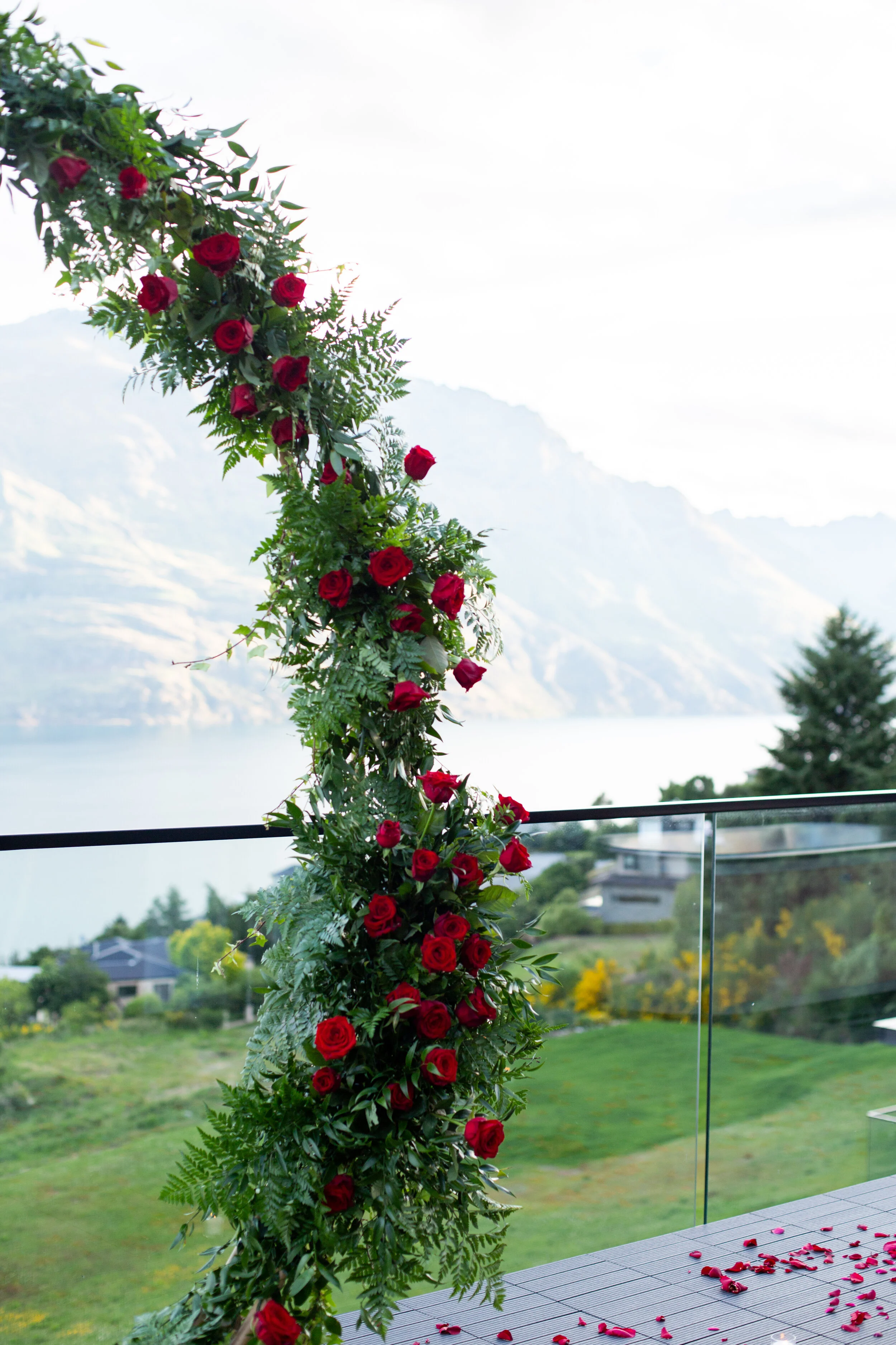 CIRCULAR RED ROSE ARCH