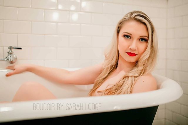 There&rsquo;s something about a clawfoot tub and a beautiful lady that makes me swoon! .
.
.
.
.
#ctphotography #ctphotographer #grotonct #liveauthentic #connecticutphotographer  #connecticutboudoirphotographer  #lifestylephotographer  #bestboudoir #