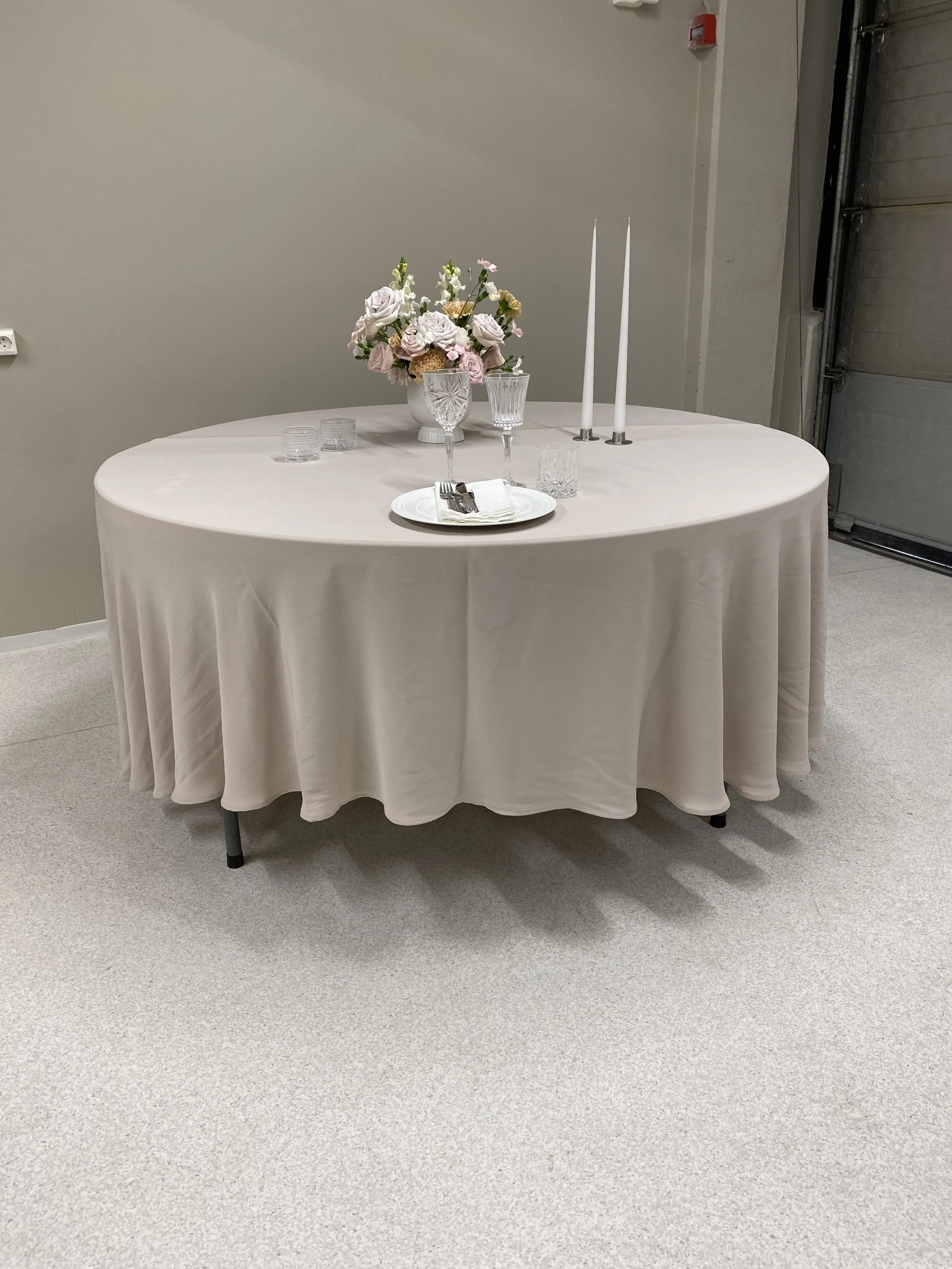 Glippen ned til gulvet på 15 cm tilsvarer glippen ved bruk på 180 cm bord