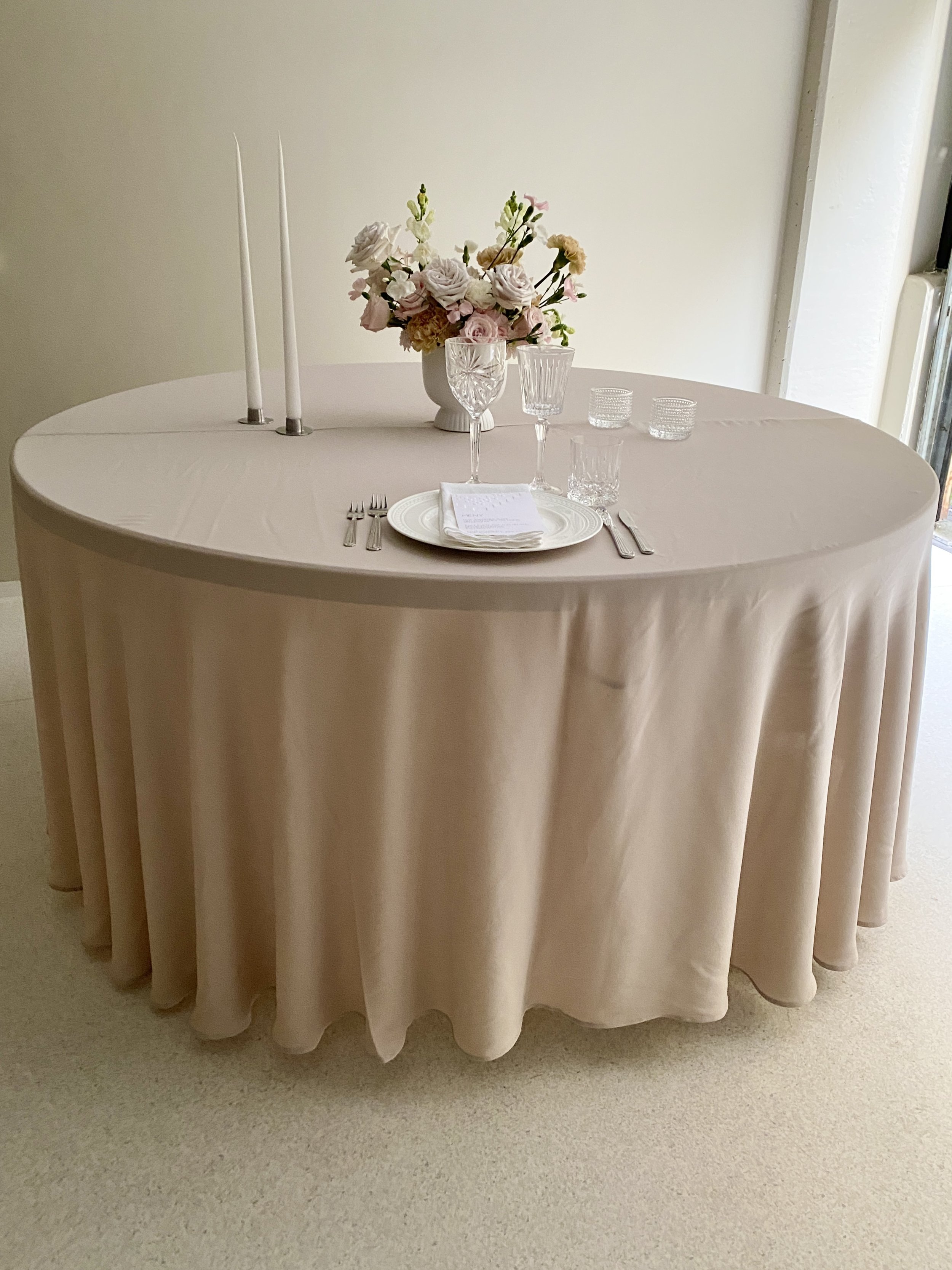 Bordet er 150 cm, ca 10 cm avstand ned til gulv