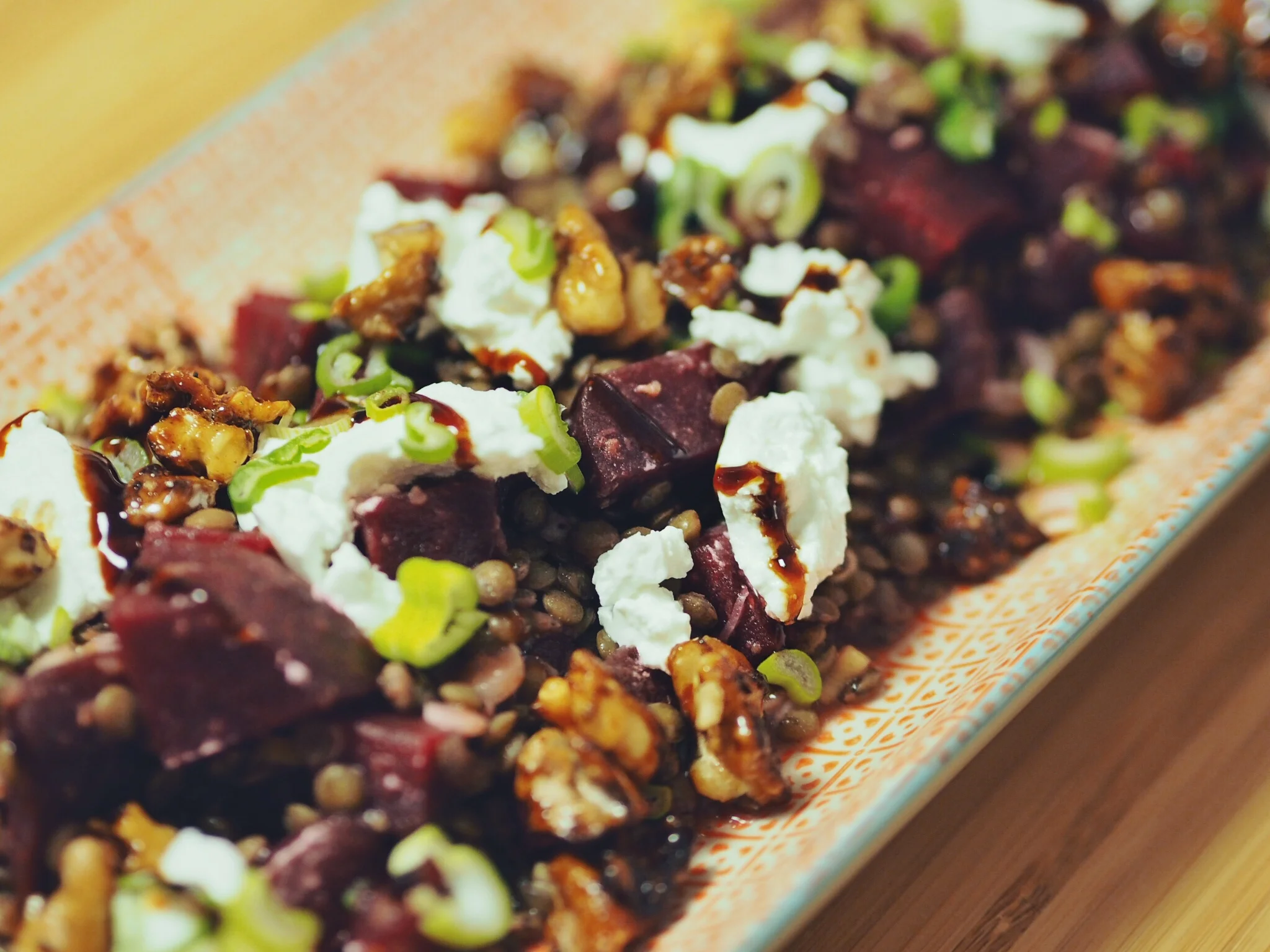 Rote-Bete-Linsen-Salat mit Ziegenfrischkäse und karamellisierten ...