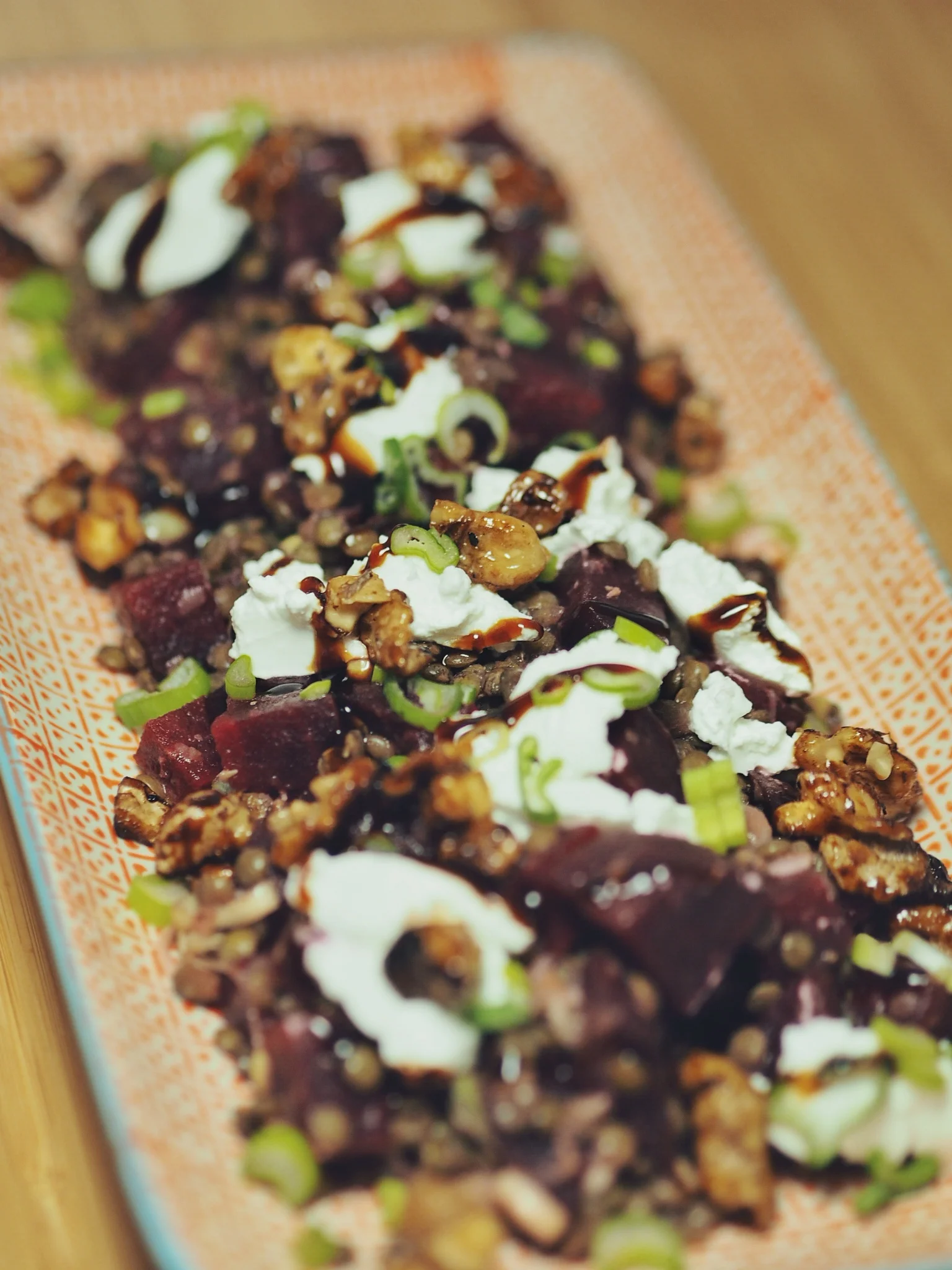 Rote-Bete-Linsen-Salat mit Ziegenfrischkäse und karamellisierten ...