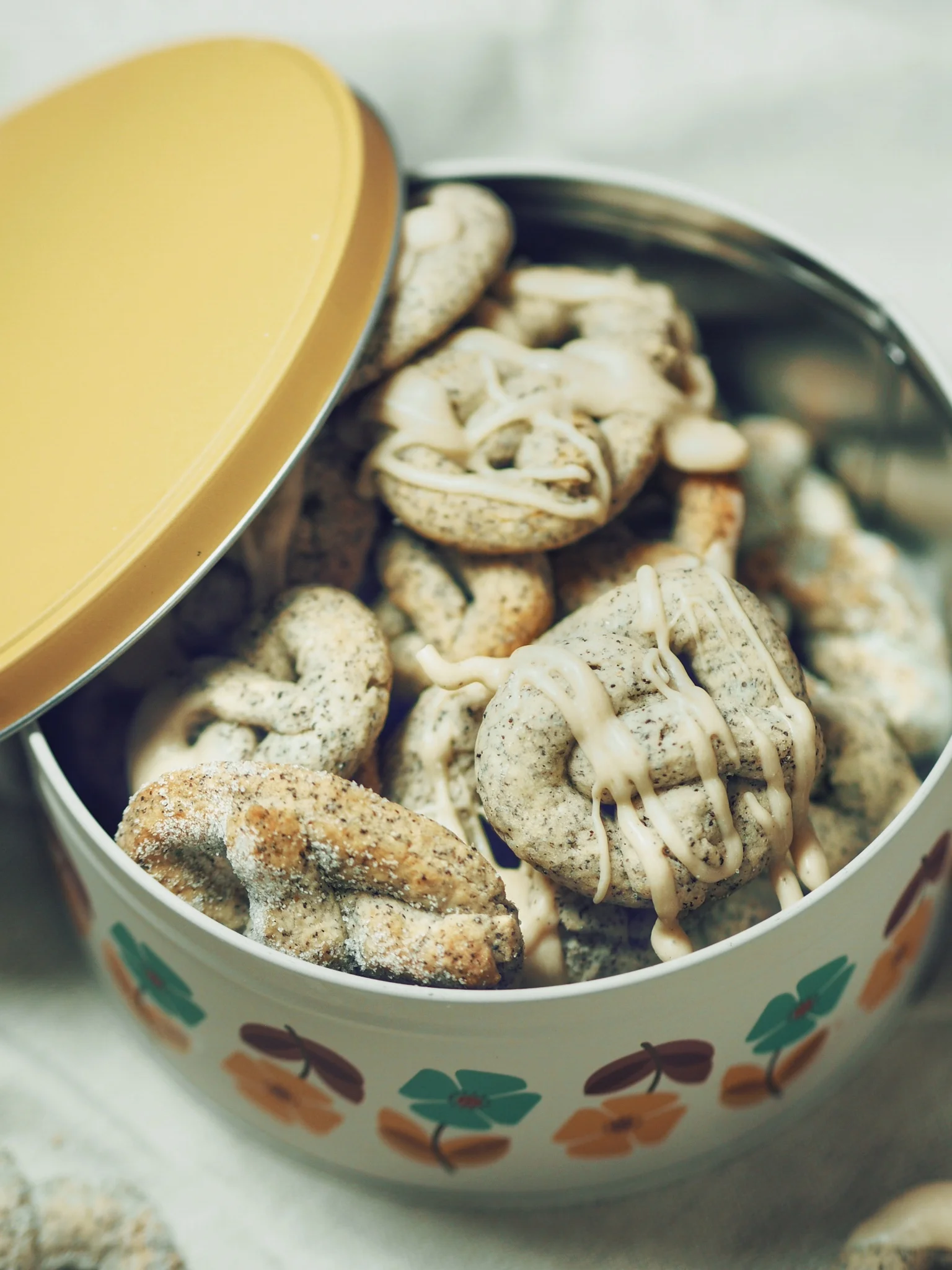 Mohnbrezen mit weißer Schokolade und hausgemachtem Tonkabohnenzucker (vegan)