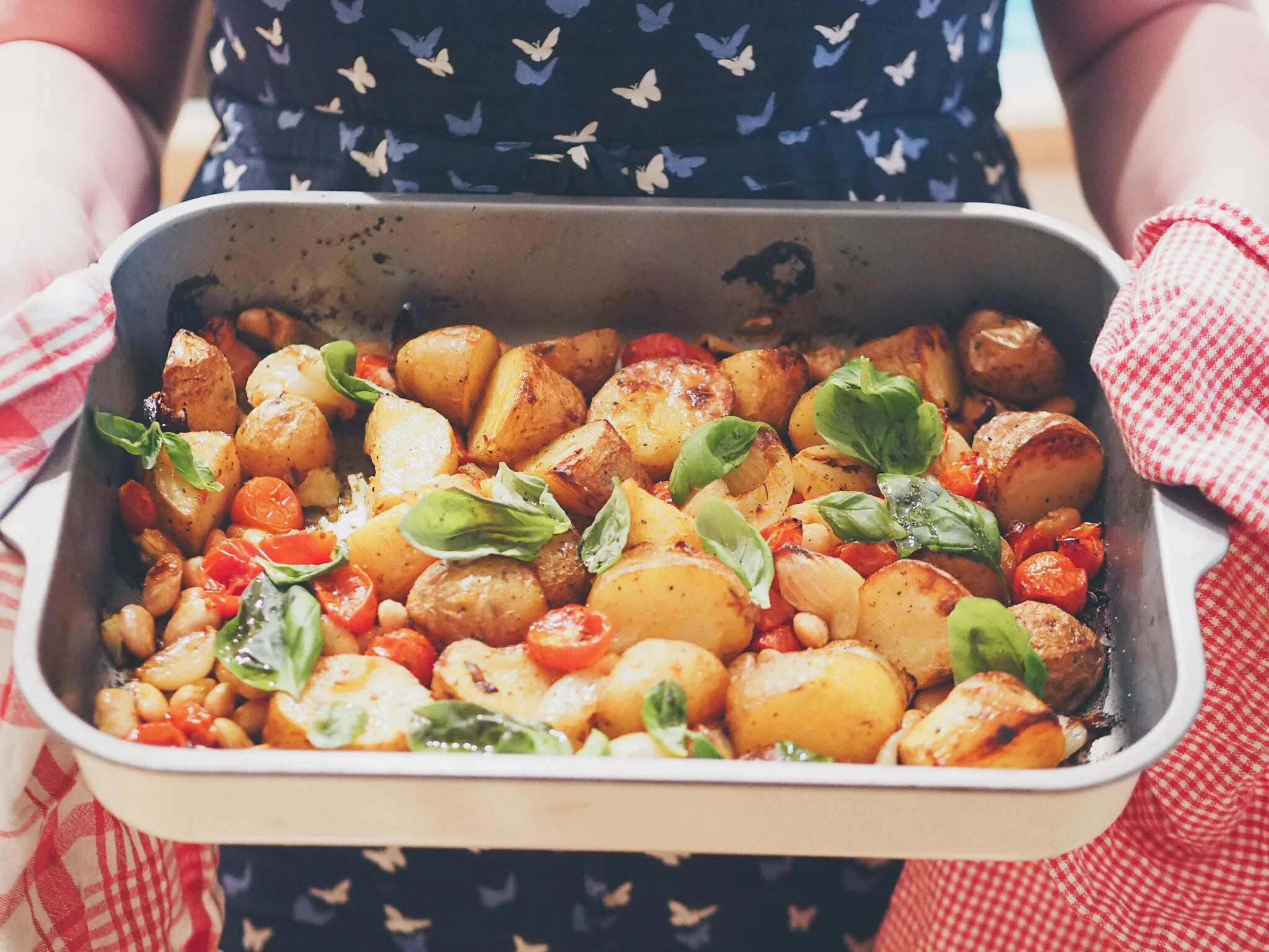 Ofengemüse mit Kartoffeln, Zwiebeln, Kirschtomaten und Cannelinibohnen 