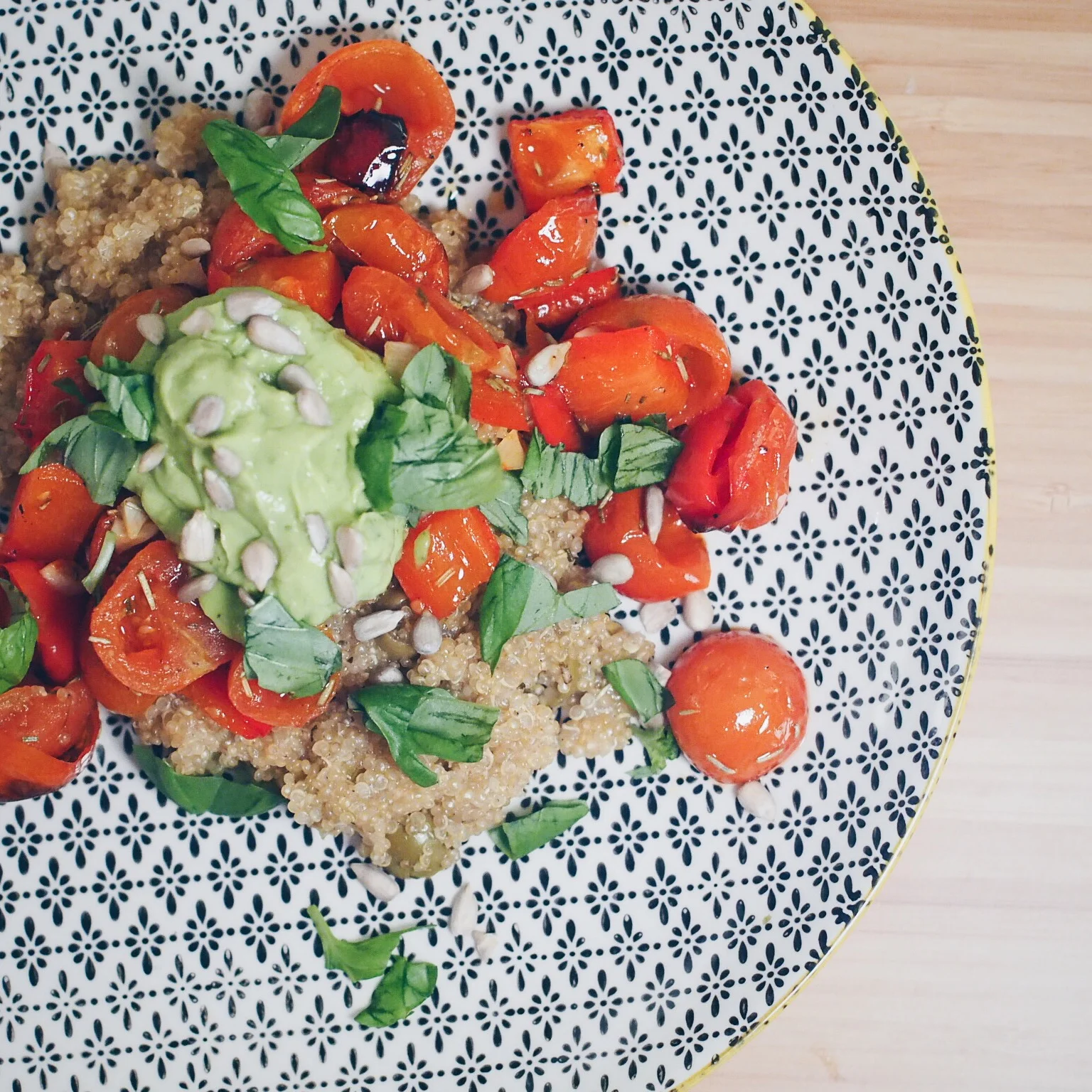 Olivenquinoa mit Ofengemüse und Avocadocreme (vegan)