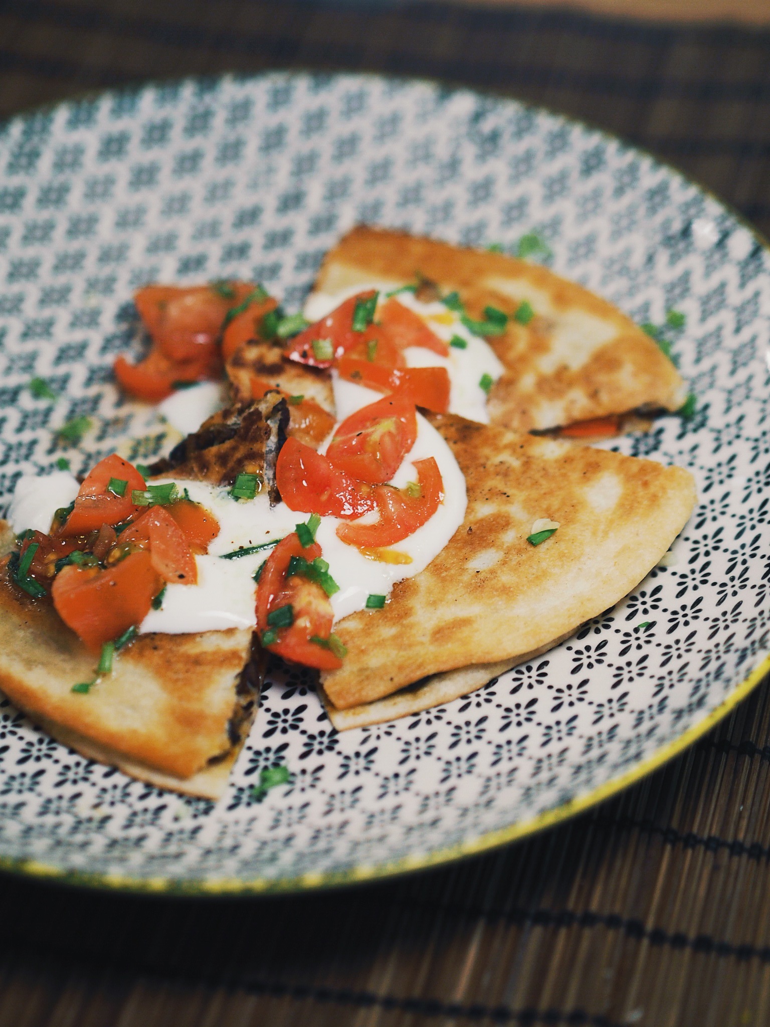 Quesadillas mit schwarzen Bohnen, Paprika und Käse — Barsista