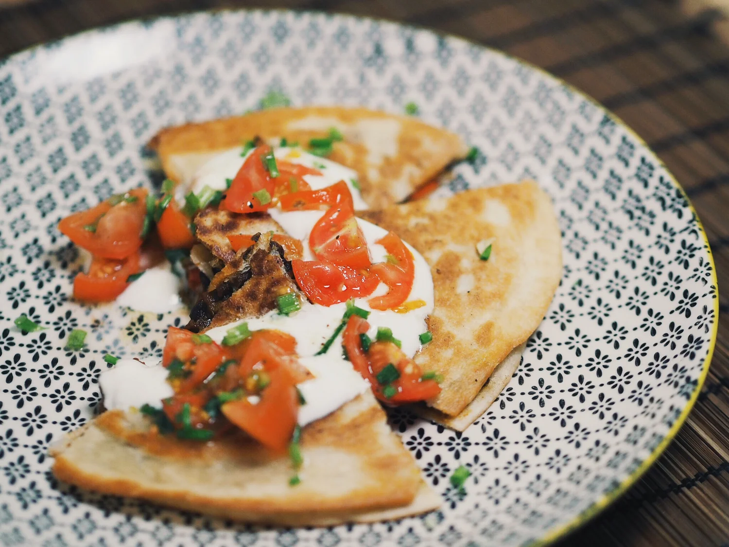 Quesadillas mit schwarzen Bohnen, Paprika und Käse — Barsista