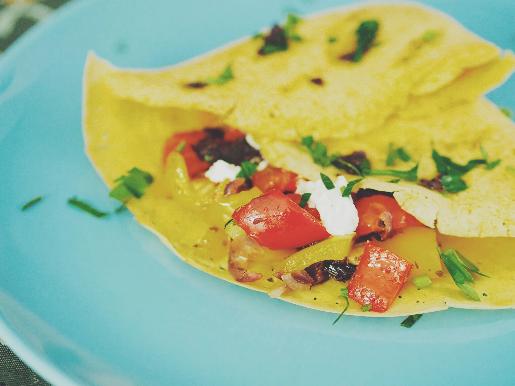 Kichererbsenpfannenkuchen mit Ofengemüse, Oliventapenade und Ziegenkäse