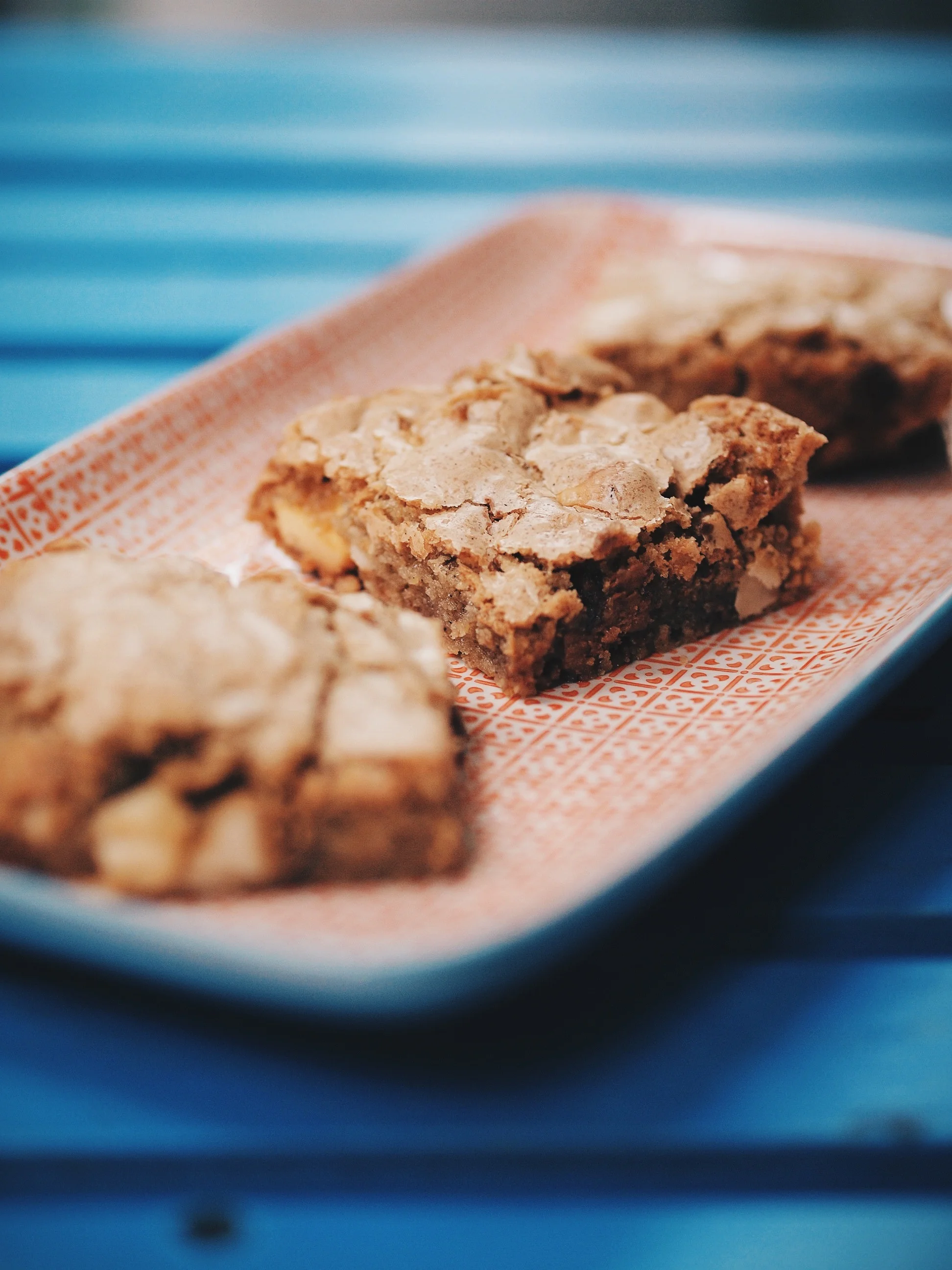 Blondies mit Macadamianüssen und gebräunter Butter