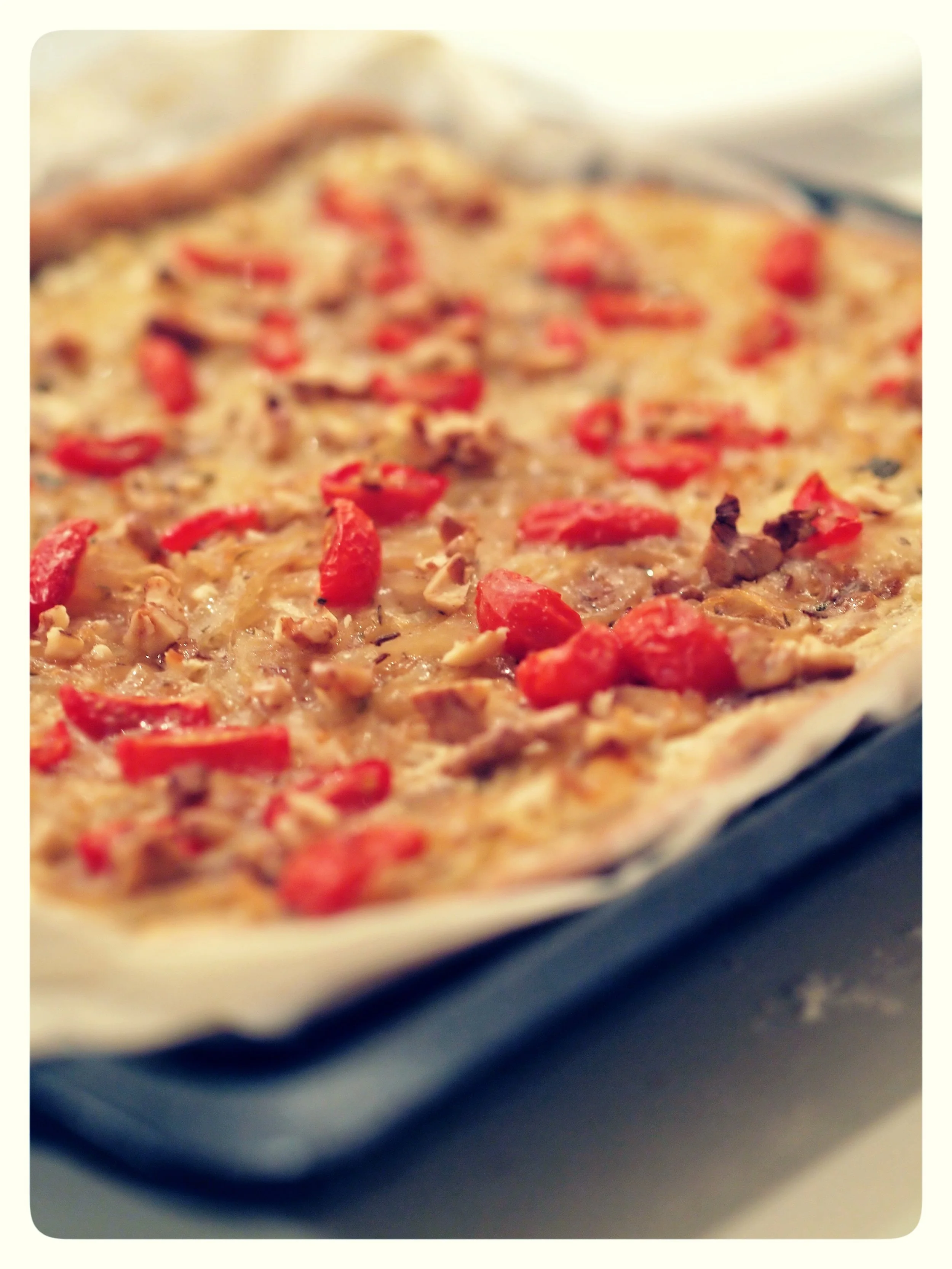 Vegetarischer Zwiebelkuchen mit Honig und Walnüssen