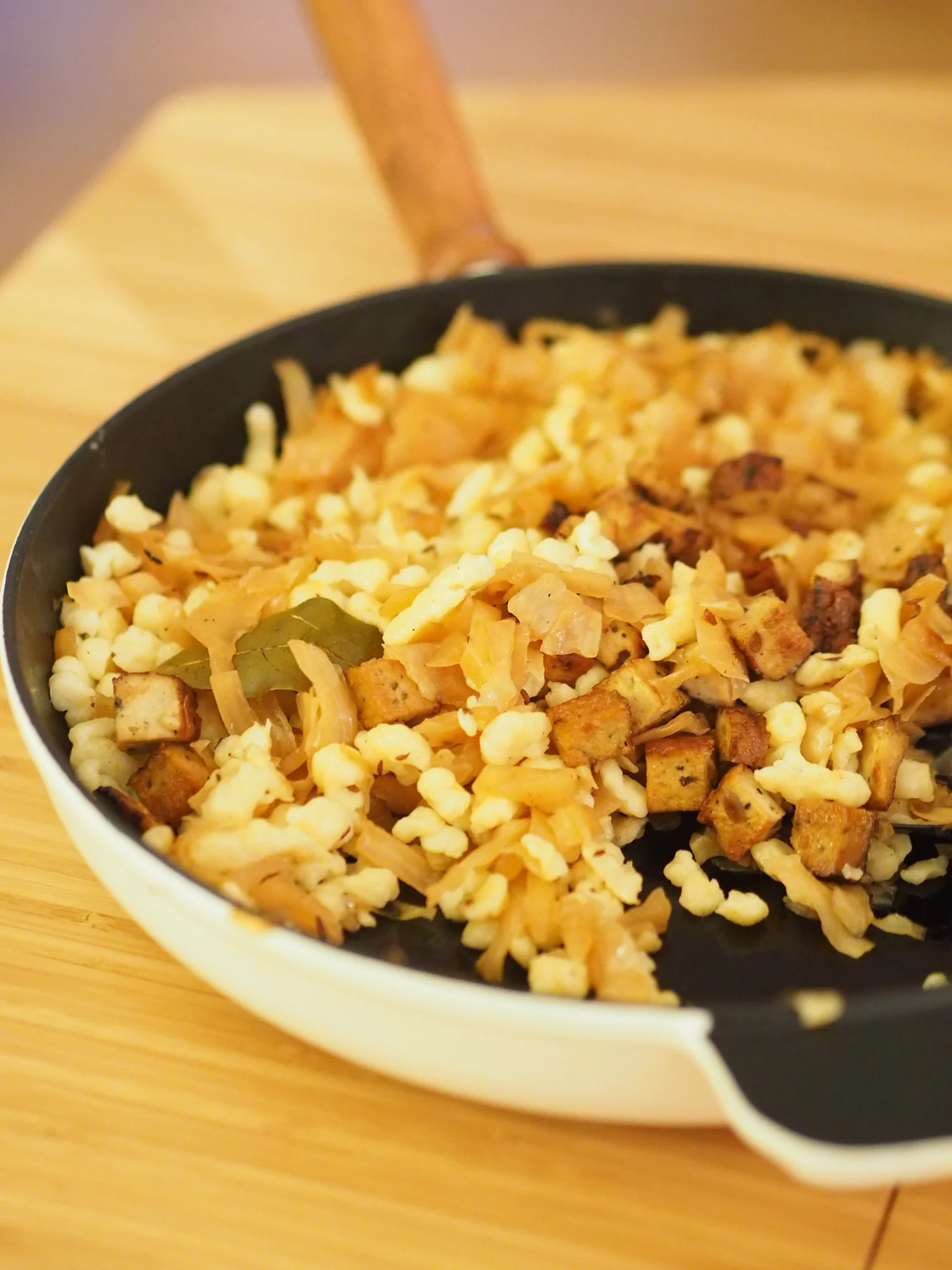 Hausgemachte Spätzle mit Kraut und Räuchertofu 