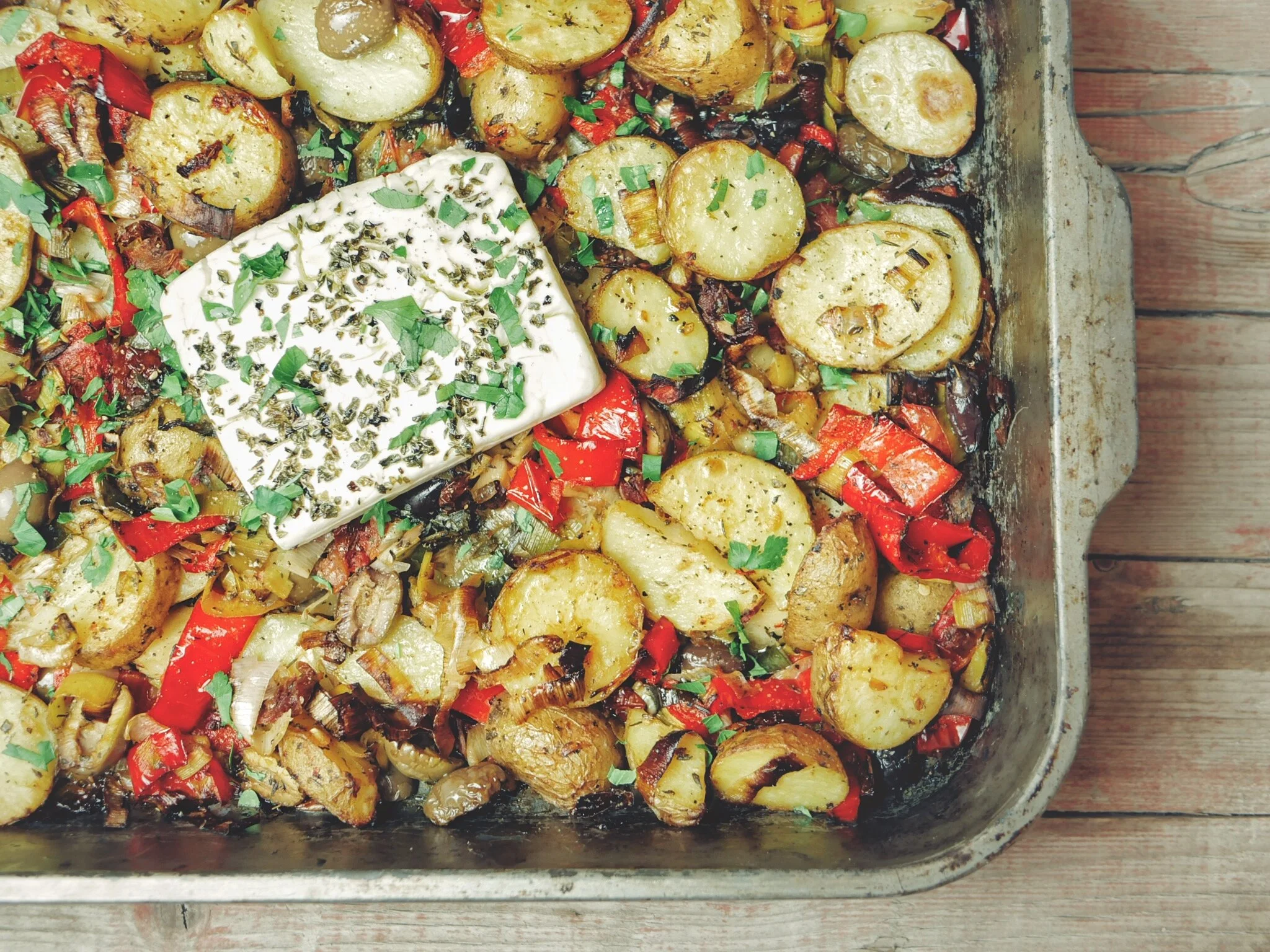 Mediterranes Ofengemüse mit Oliven, Kapern und Feta