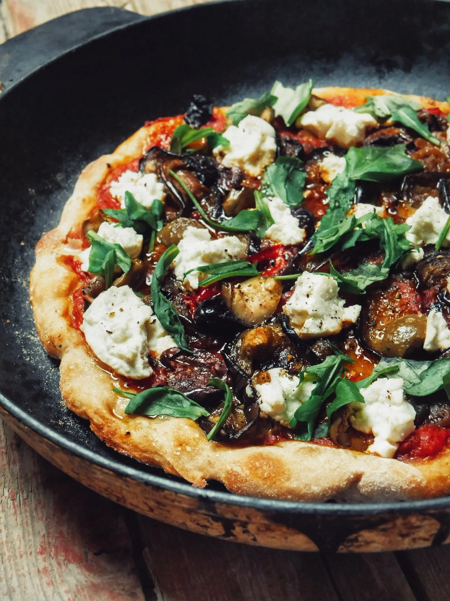 Sauerteigpizza aus der gusseisernen Pfanne