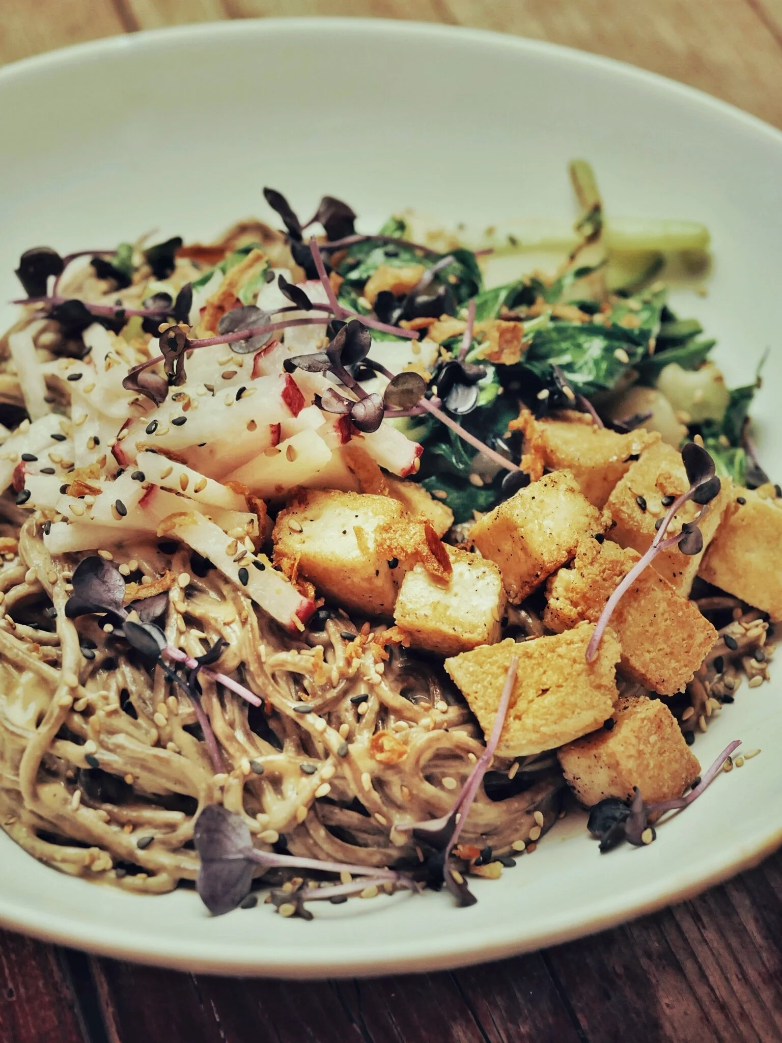 Sobanudel Bowl mit Erdnuss-Miso Soße