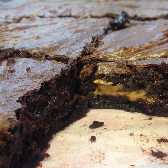 Oh good lord. Chocolate &amp; Peanut Butter Brownies fresh out of the oven... did someone just say &ldquo;daaaaaaaaaang&rdquo; #thursday #getinmyface #chocolate #brownies #homemade #bakingisbest #squiggofornewmaryberry