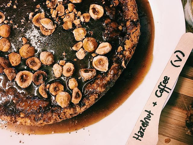 Get your caffeine and sweet fix in one go with this little Vegan Hazelnut and coffee caramel crumble. #lizzysonthegreen #vegan #cake #yum #london #cafe #n16 #islington