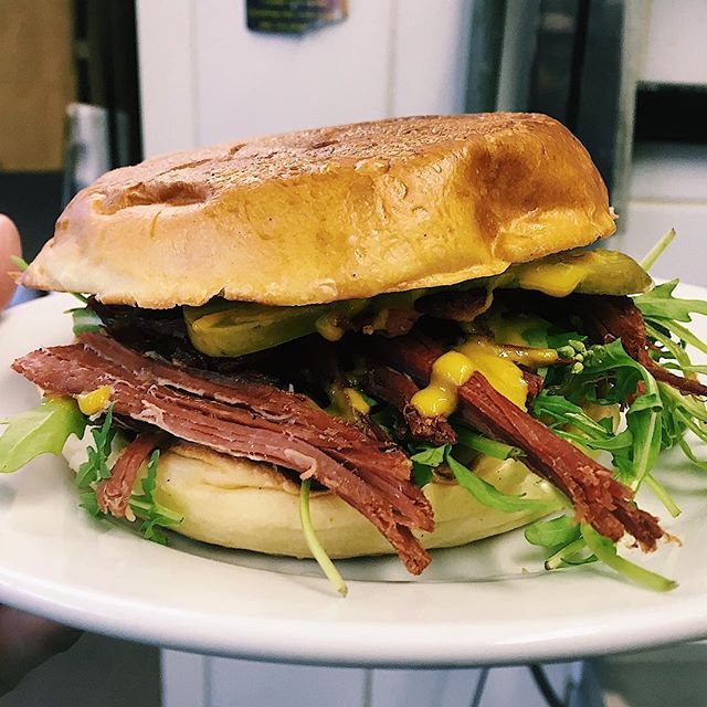 It takes ages to make our homemade salt beef but it&rsquo;s worth it! Served HOT with rocket, pickles and mustard - nom nom nom😋 #🇺🇸 #tasty #homemade #saltbeef #lunch #delicious #lizzysonthegreen