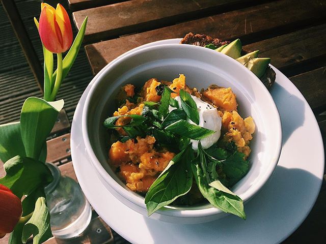 Oh hello, sweet potato and spinach dhal/with Thai basil and yogurt garnish. Affordable healthy food that will make you feel well posh! #lunch #sunday #yum #healthy #n16 #parklife #lizzysonthegreen