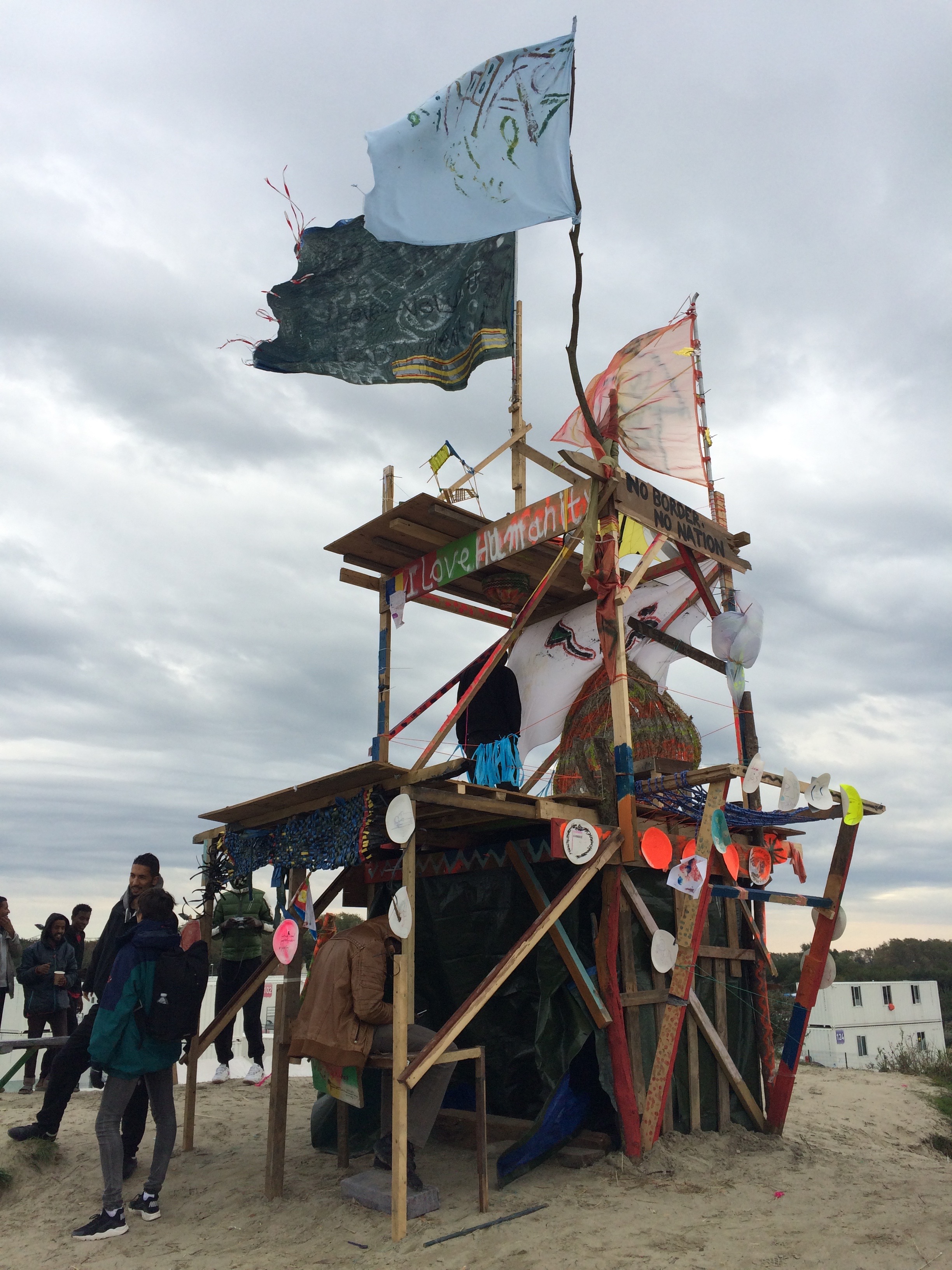 On the sand hill of the camp, the group together with the inhabitants of the camp built the Jungle Belfry. It rapidly became the symbol of the Jungle around which people gathered and interacted, thus turning into a sort of plaza. It functionally als