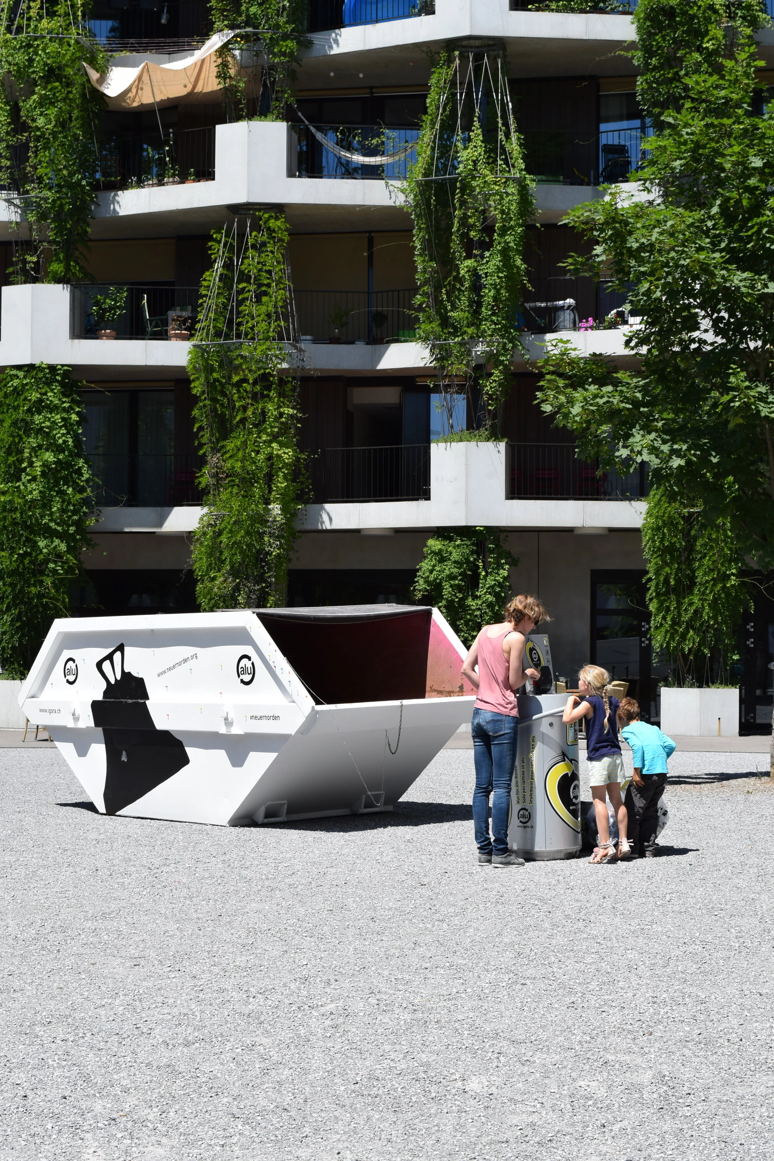  To do so, the artists Stefan Baltensperger and David Siepert invited the residents to collect scrap aluminium and thus to participate in the production of the artwork by handing in personal items.  