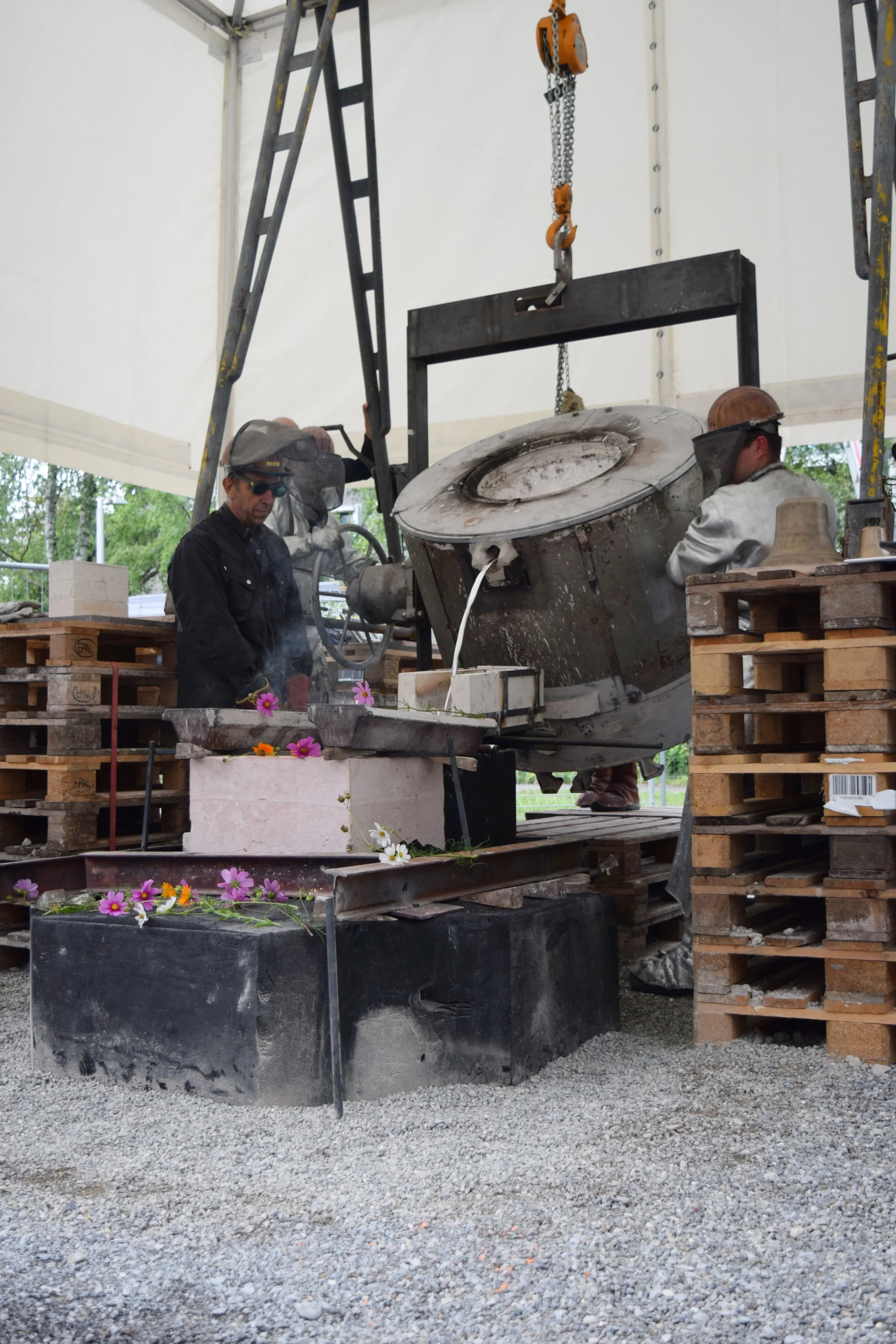  Once the donated material has been collected throughout several weeks in the container placed on site, the bell was subsequently cast directly in the ground, where it will also remain. 
