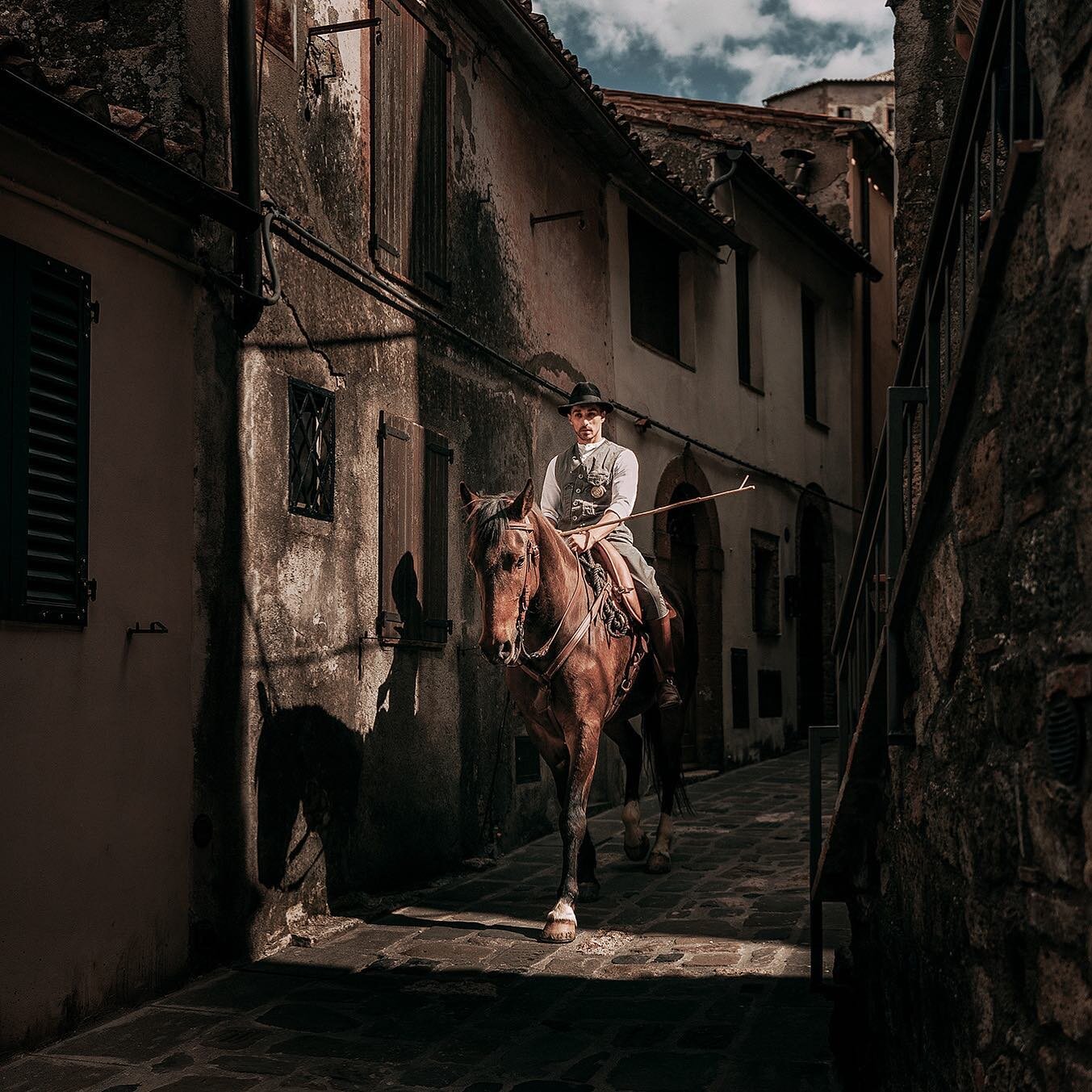 Kev&auml;&auml;n Italian reissulta 🇮🇹 
Andrea h&auml;nen Maremmano hevosensa vanhassa Soranon kaupungissa 🤩 
.
.
.
.
.
@rayon_photography j&auml;rjest&auml;m&auml; hevoskuvausmatka Italiaan 
.
.
.
.

#rayonequinephototour #italia #horse #sonyimage