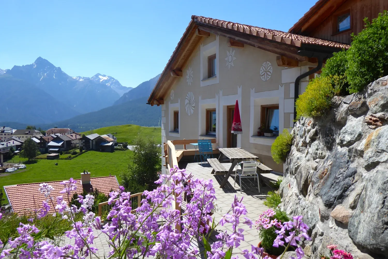 Terrasse der Hotel Pension Chasa Allegra mit Aussicht auf die Bergwelt des Unterengadins