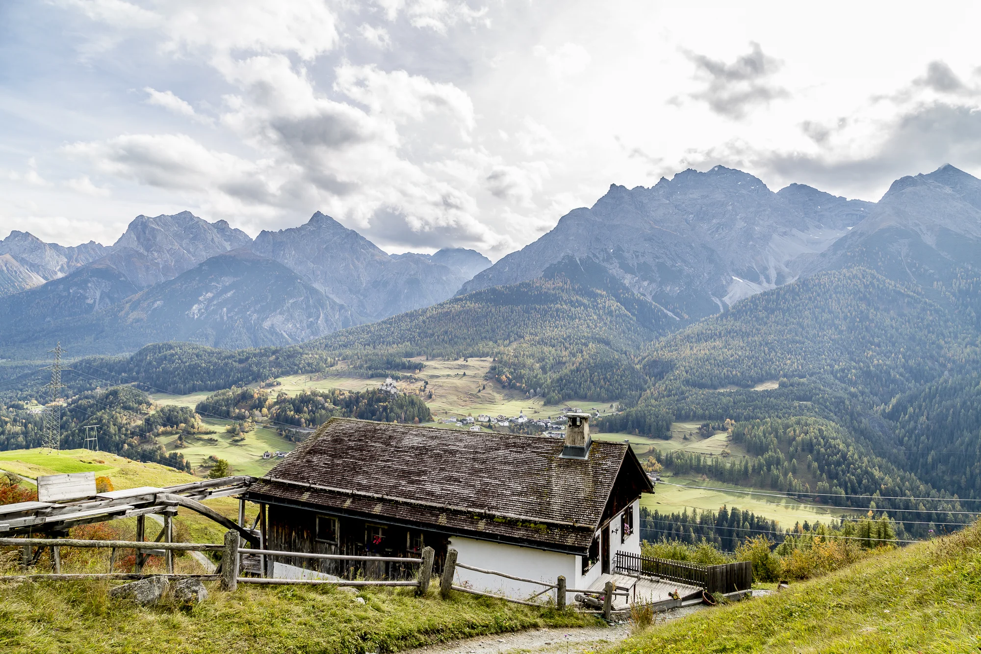 Aussicht auf dem Unterengadiner Dolomiten, im Vordergrund steht die ehemalige alpine Mühle von Ftan.