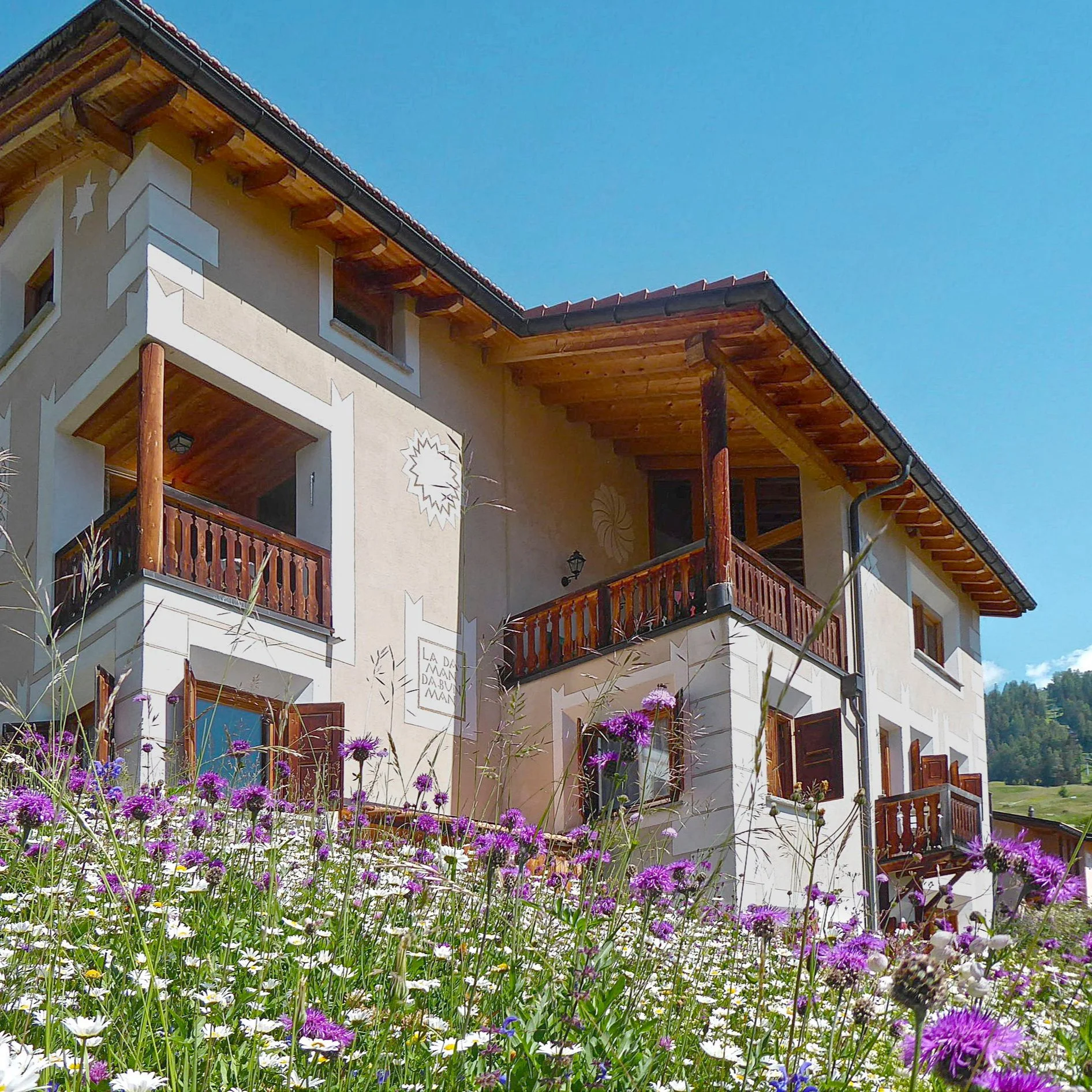 Ansicht der Hotel Pension Chasa Allegra in Ftan vom Garten.