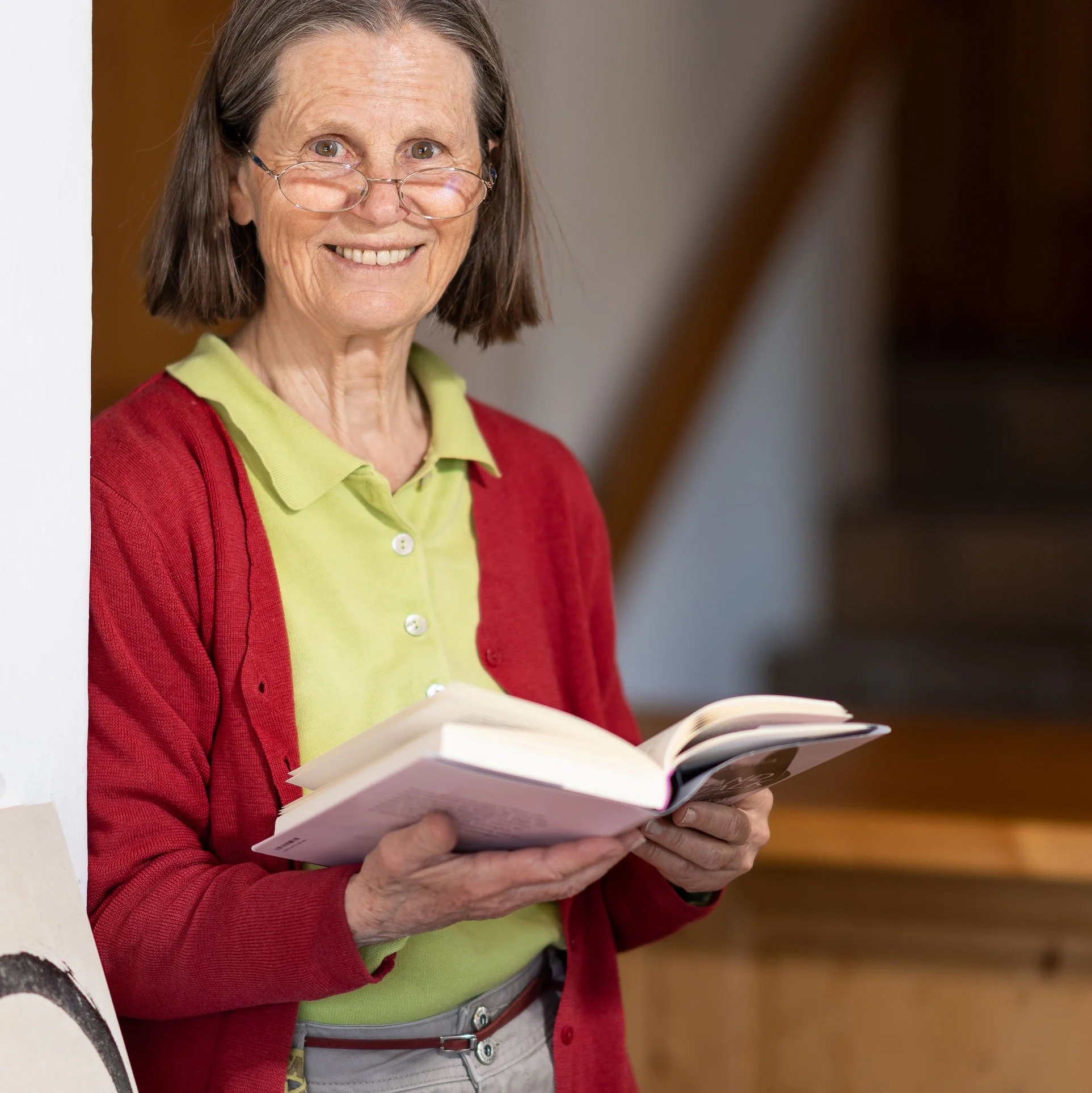 Juliane Köhler, die Gastgeberin der Hotel Pension Chasa Allegra in Ftan liesst ein Buch.