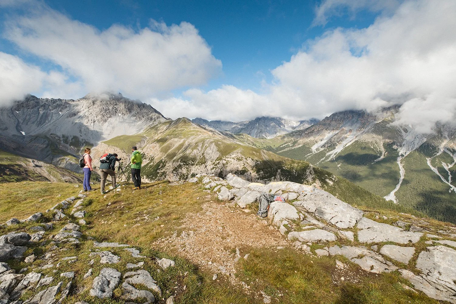 Menschen auf dem Wanderweg in der Schweizer Nationalpark.